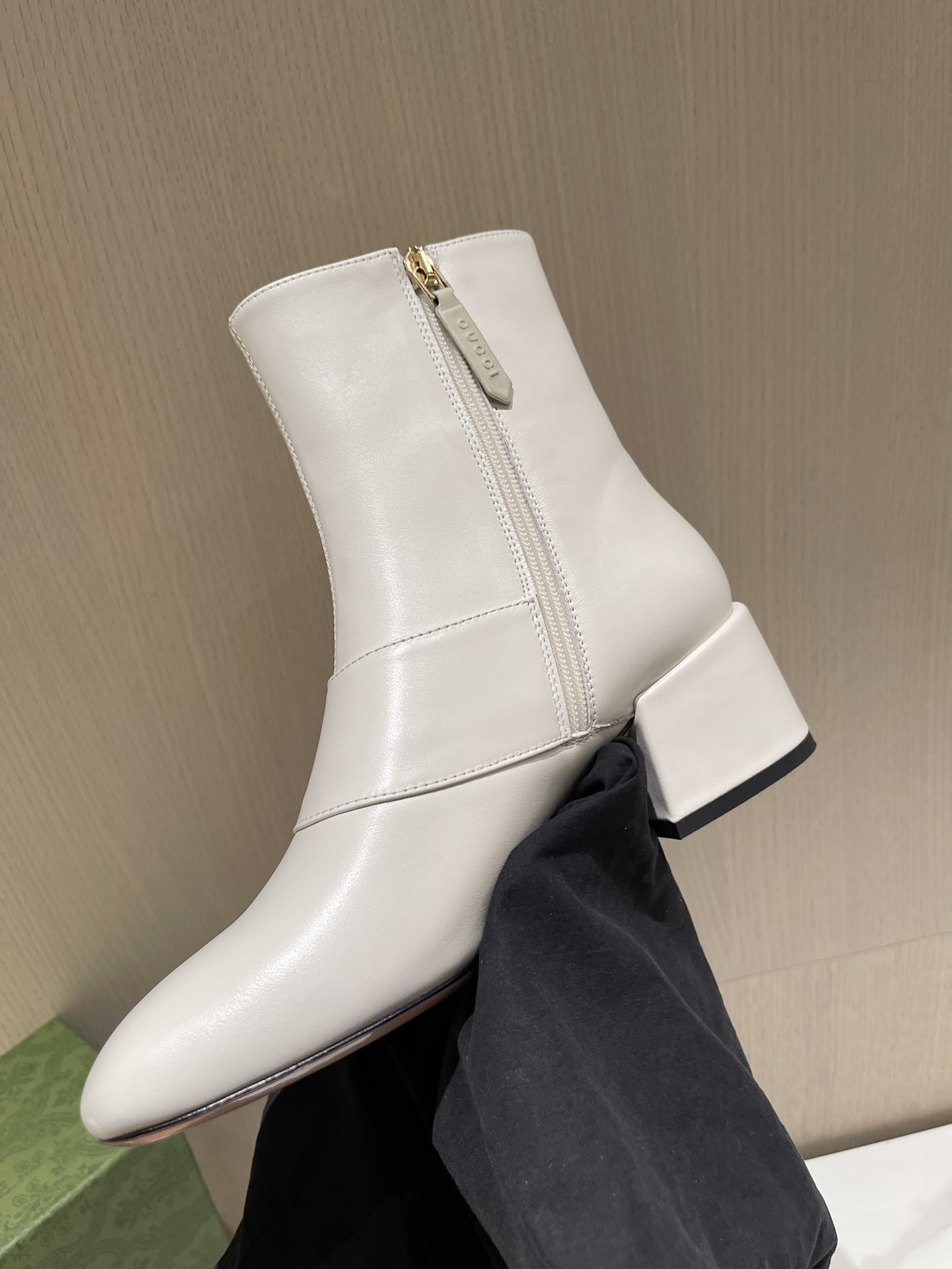 G*u*i boots