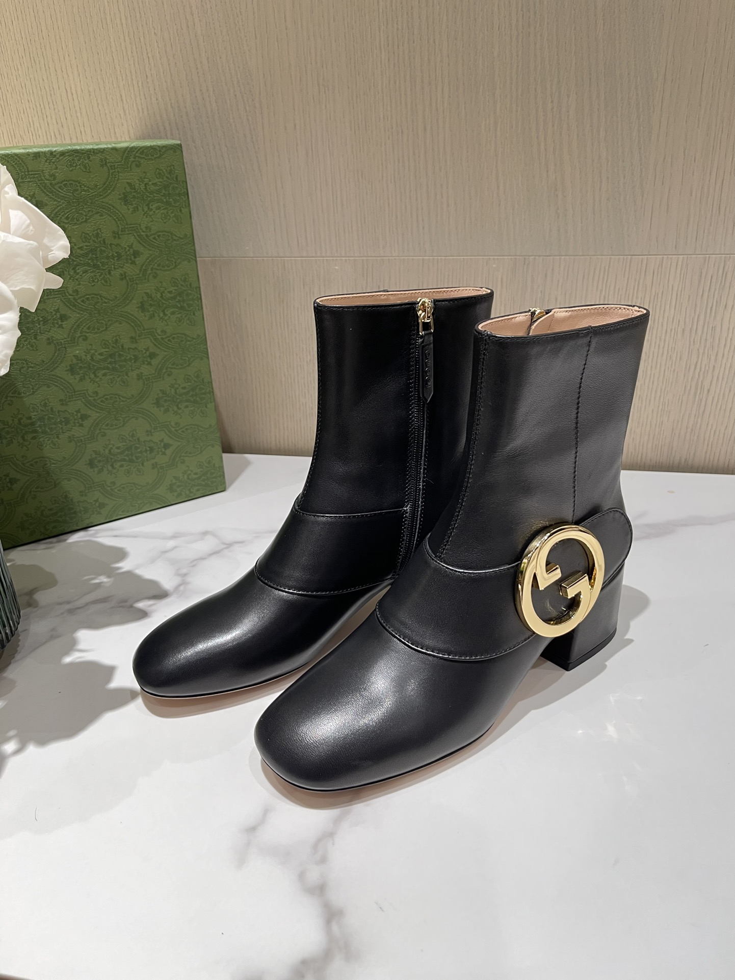 G*u*i boots