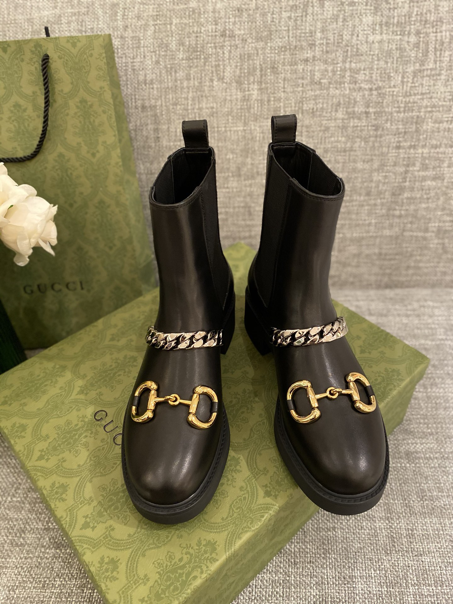 G*u*i boots