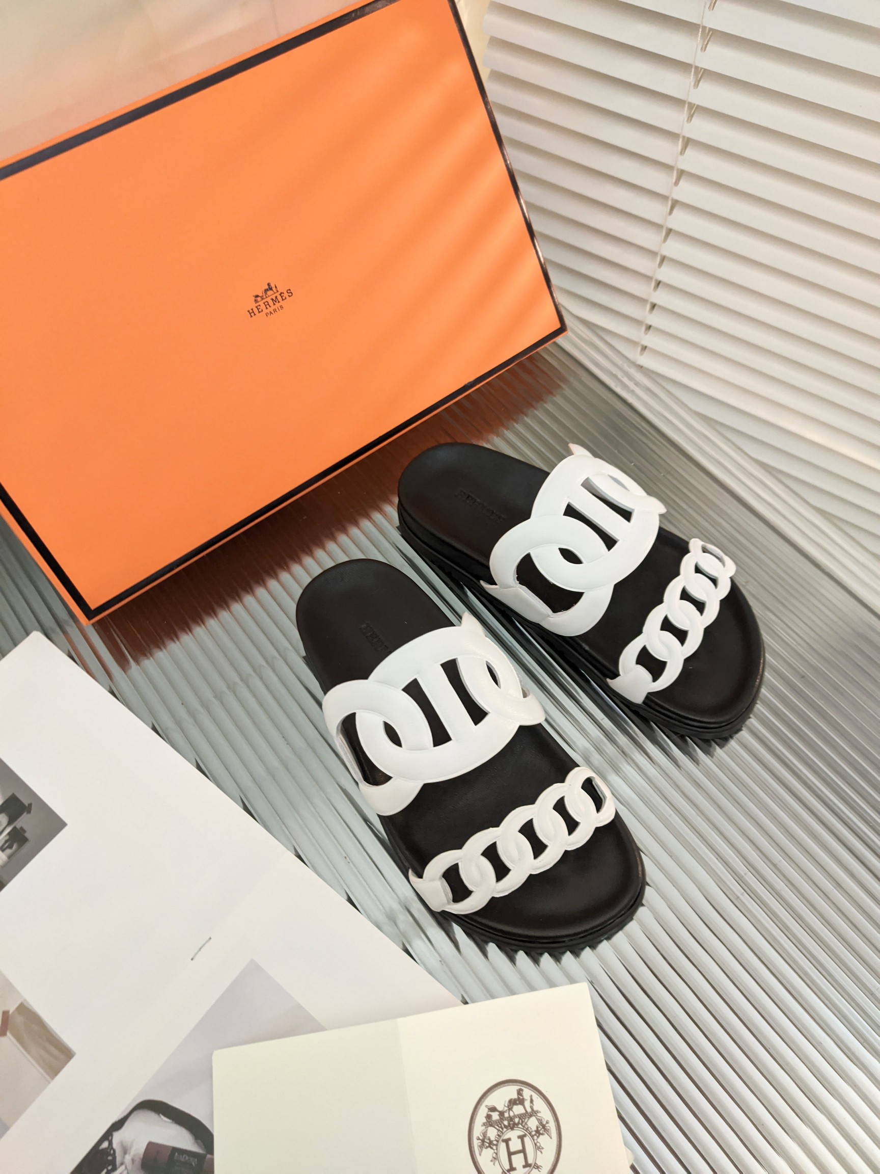 H**mes sandals