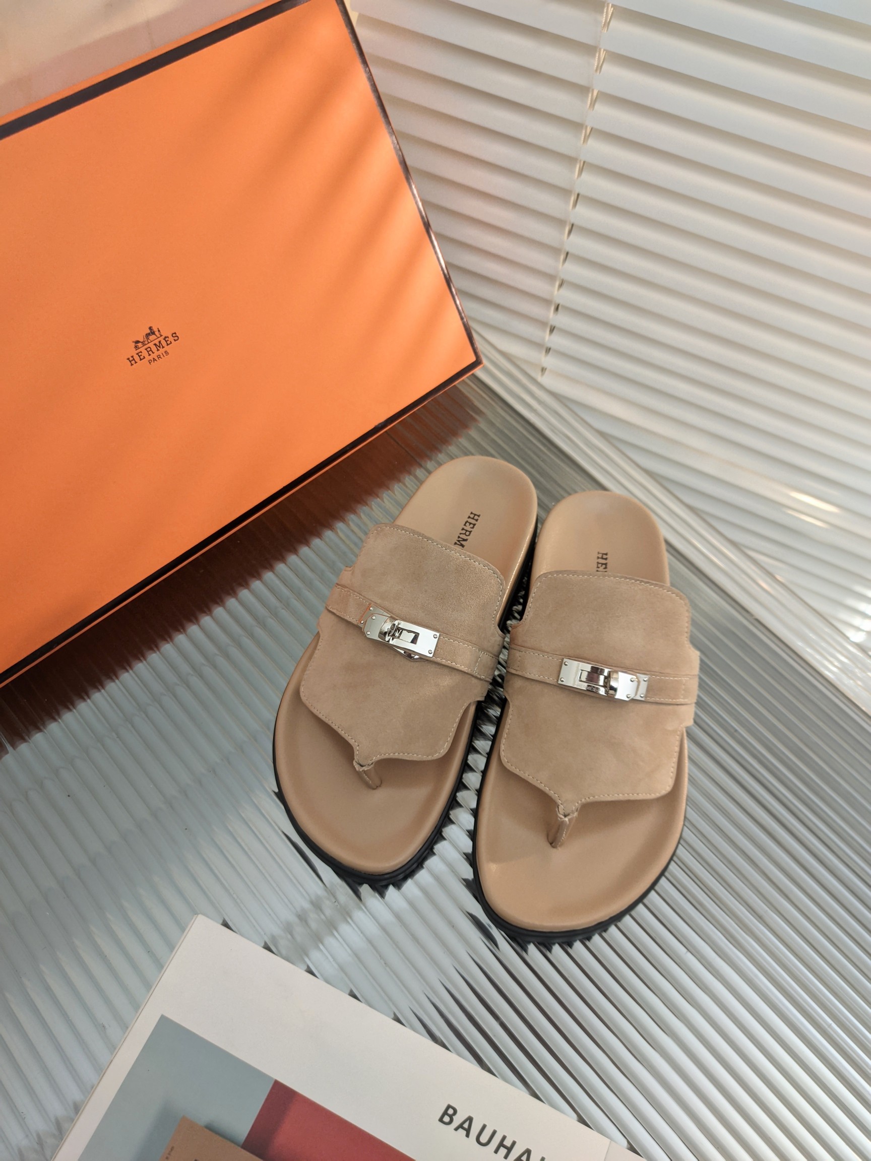 H**mes sandals
