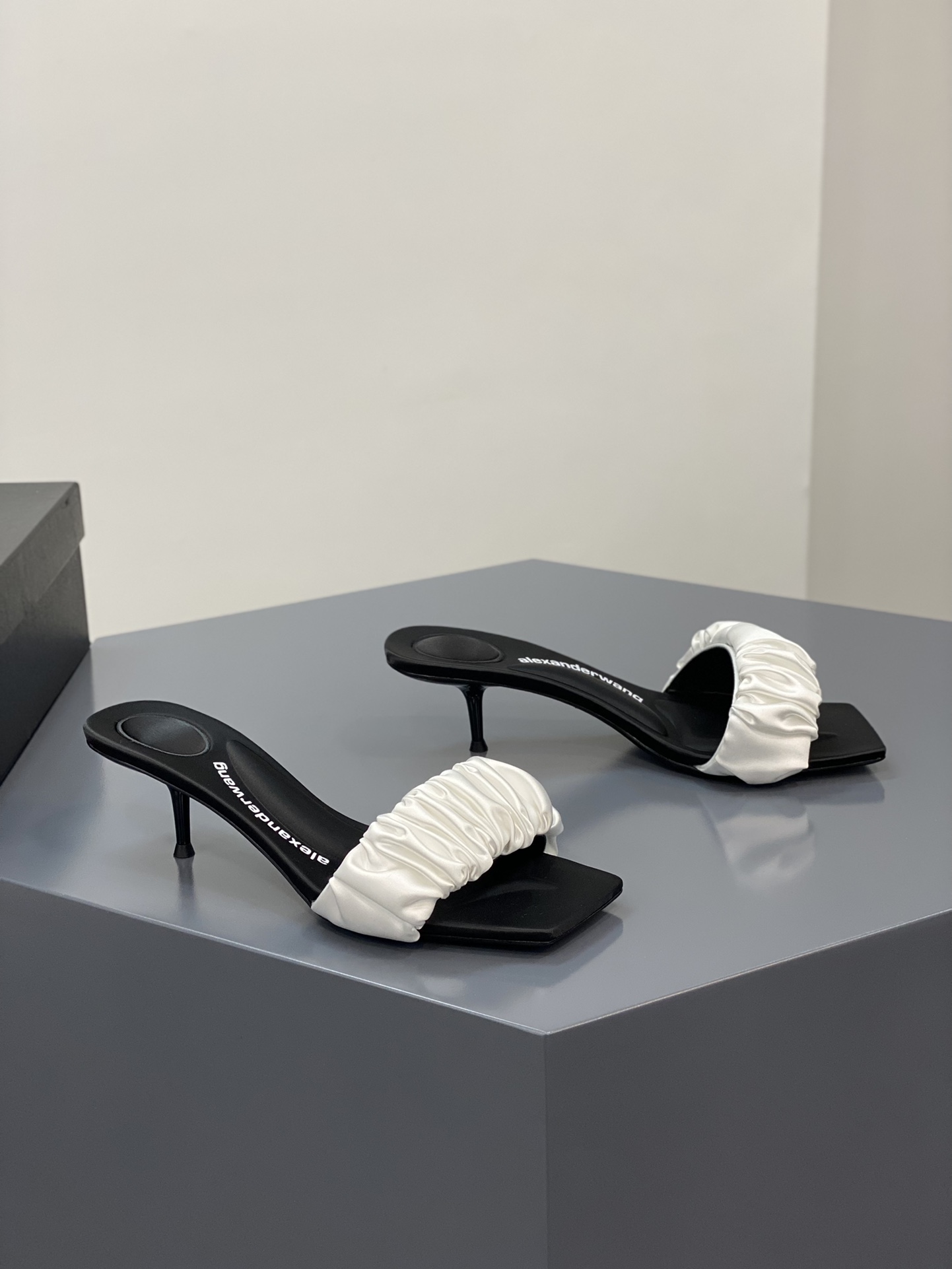 A1exa*der heels