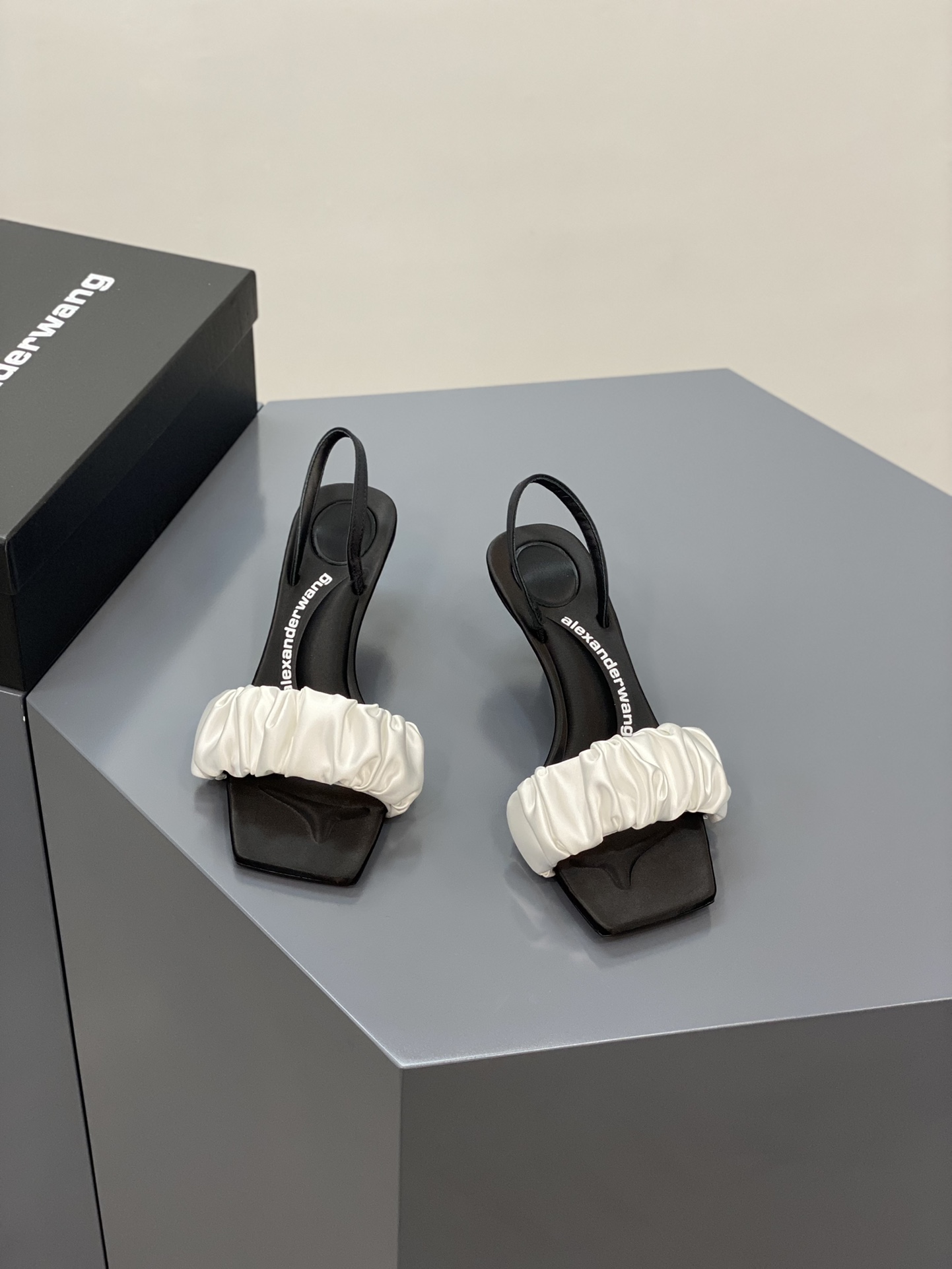 A1exa*der heels