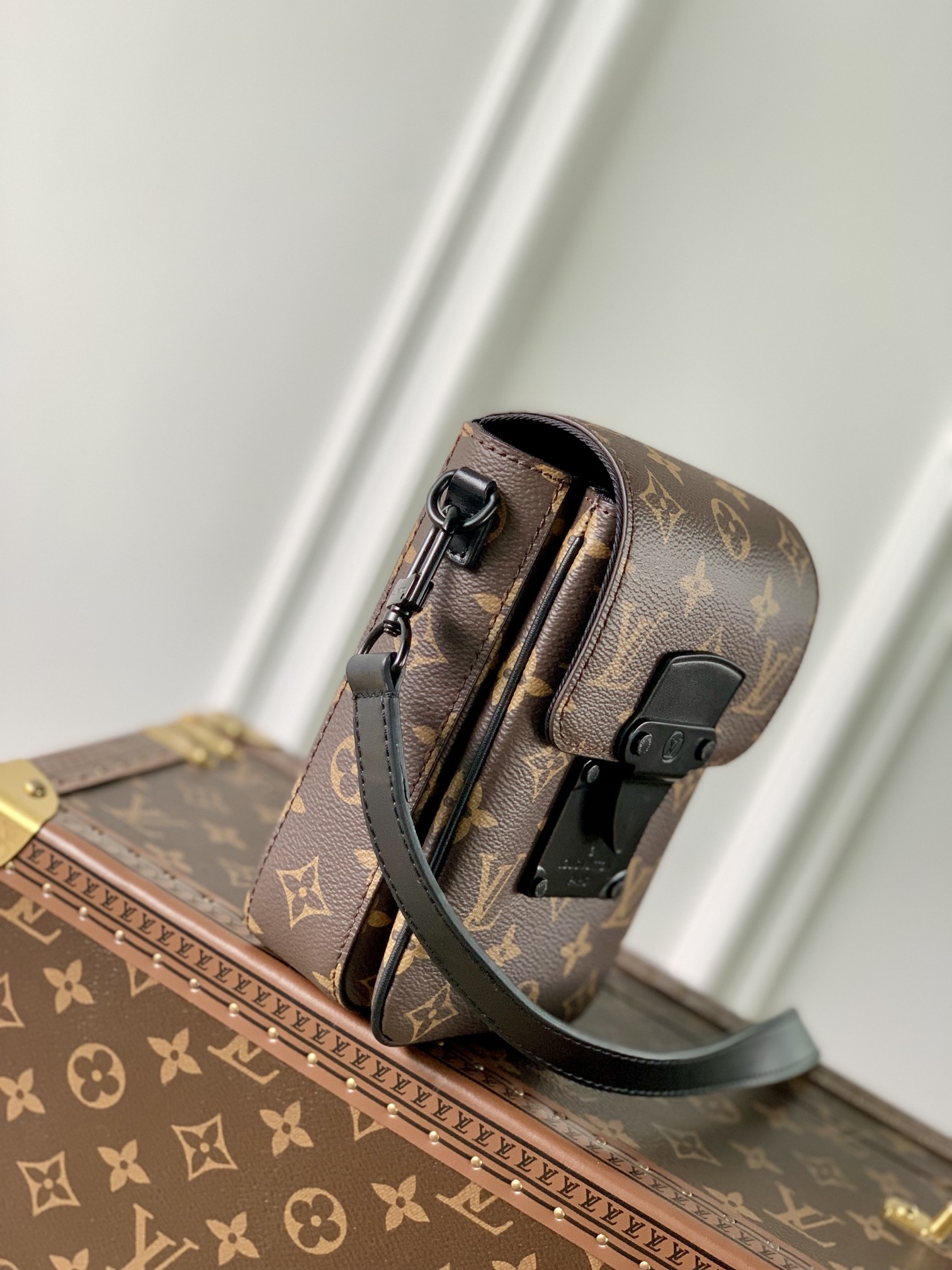 l0*is V*t0n s-lock vertical wearable handbag-12*19*7cm
