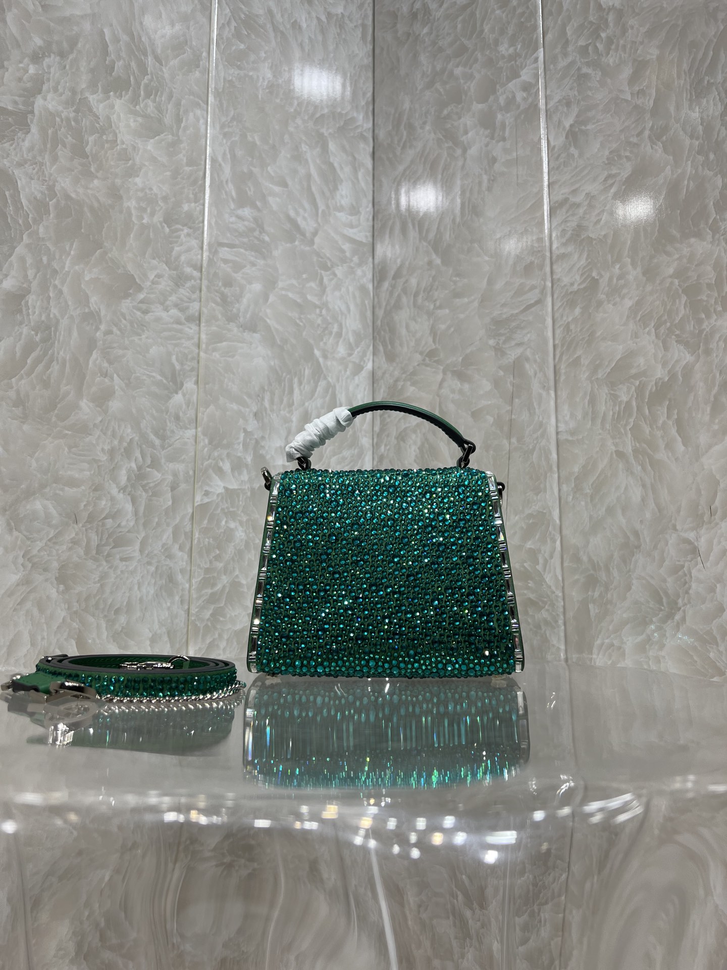 Va1e*ntin0 vlogo signature chain bag-19*13*9cm