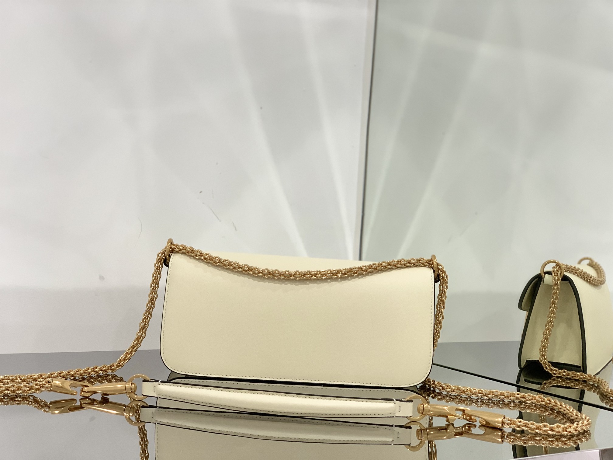 Va1e*ntin0 garavani locò shoulder bbag in calfskin with metallic vlogo-27*13*6cm