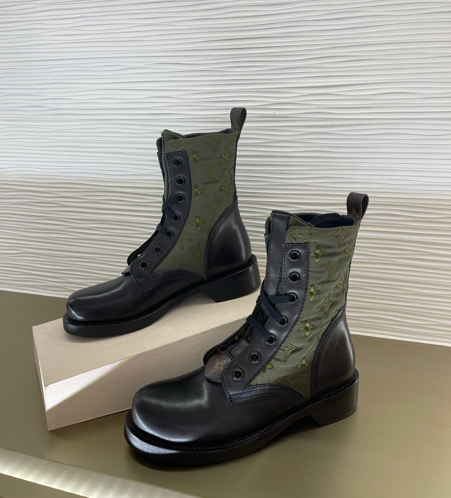 l0*is V*t0n boots