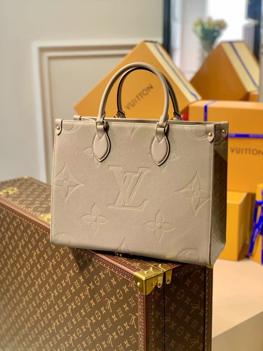 l0*is V*t0n small onthego handbag-35*28*15cm