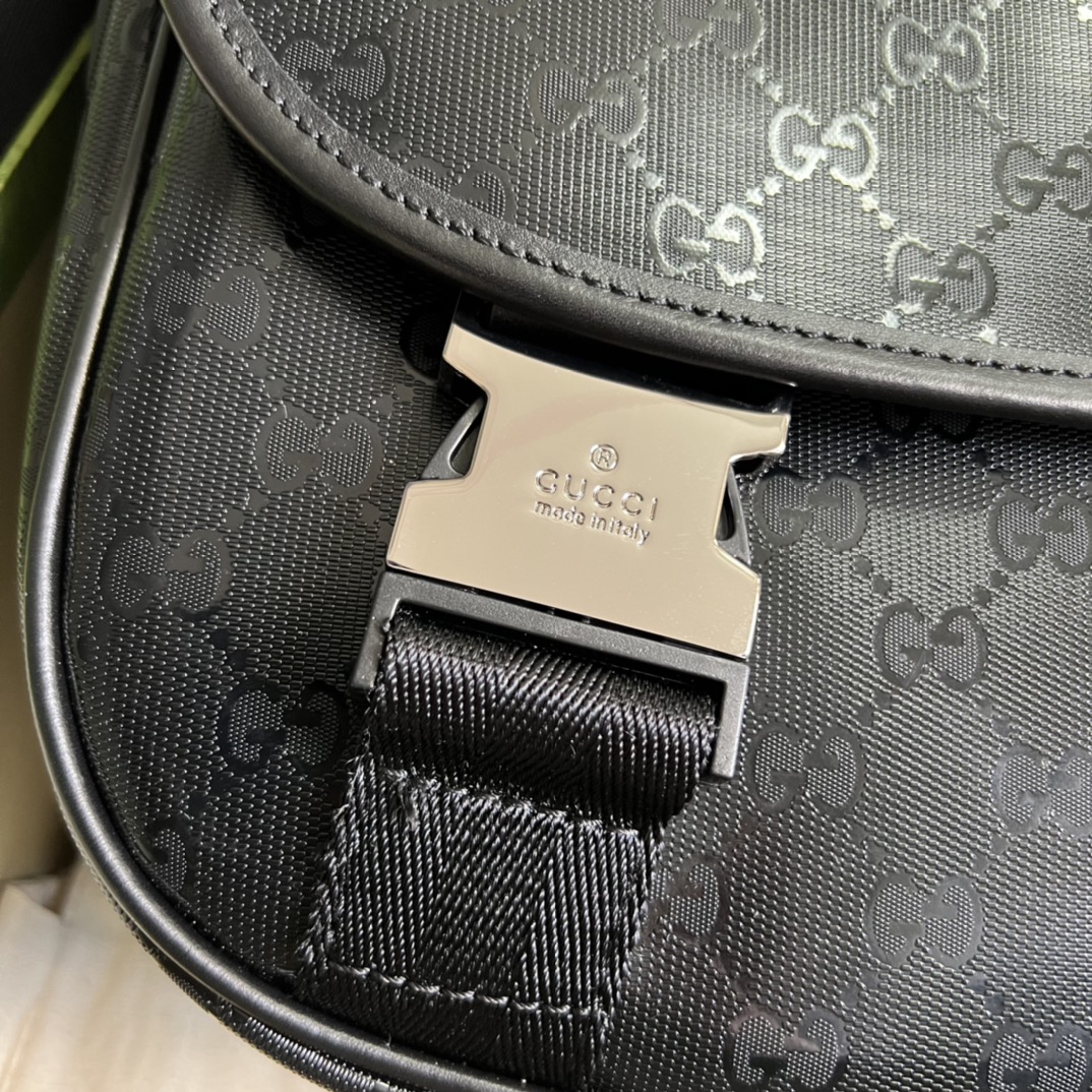 G*u*i messenger bag-33x 22x 11cm