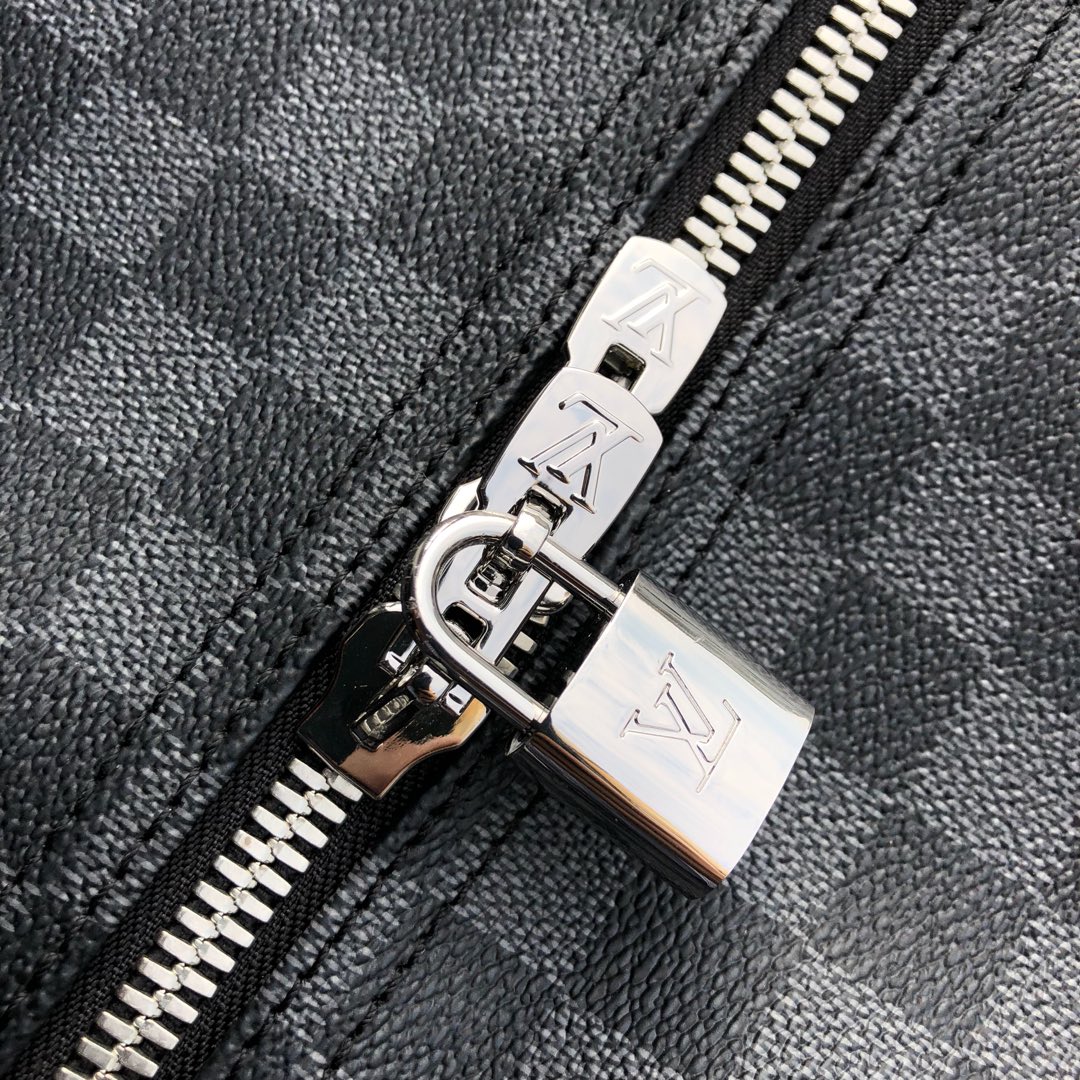 l0*is V*t0n keepall