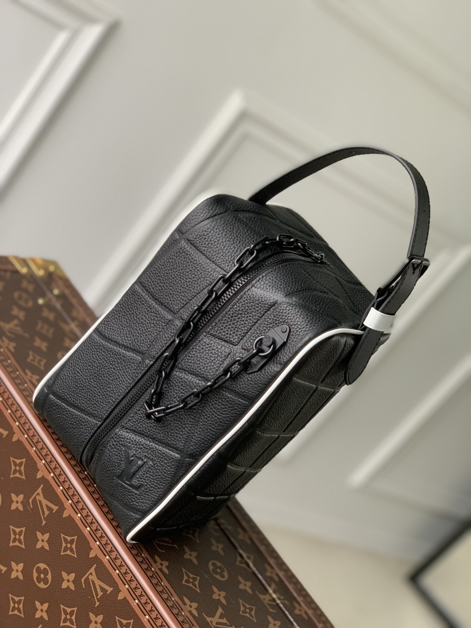 l0*is V*t0n cloakroom dopp kit pouch-15 x 24 x 15cm