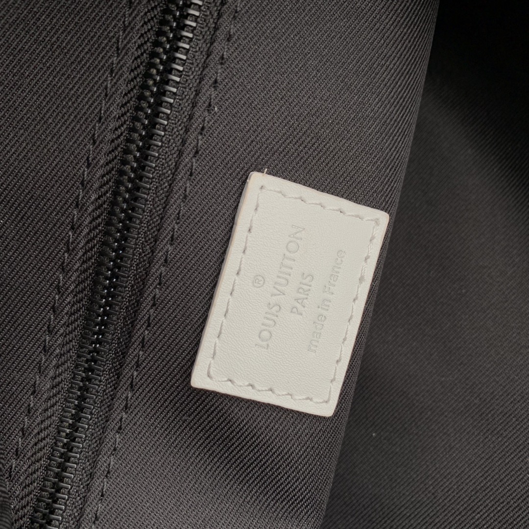 l0*is V*t0n cloakroom dopp kit pouch-15 x 24 x 15cm
