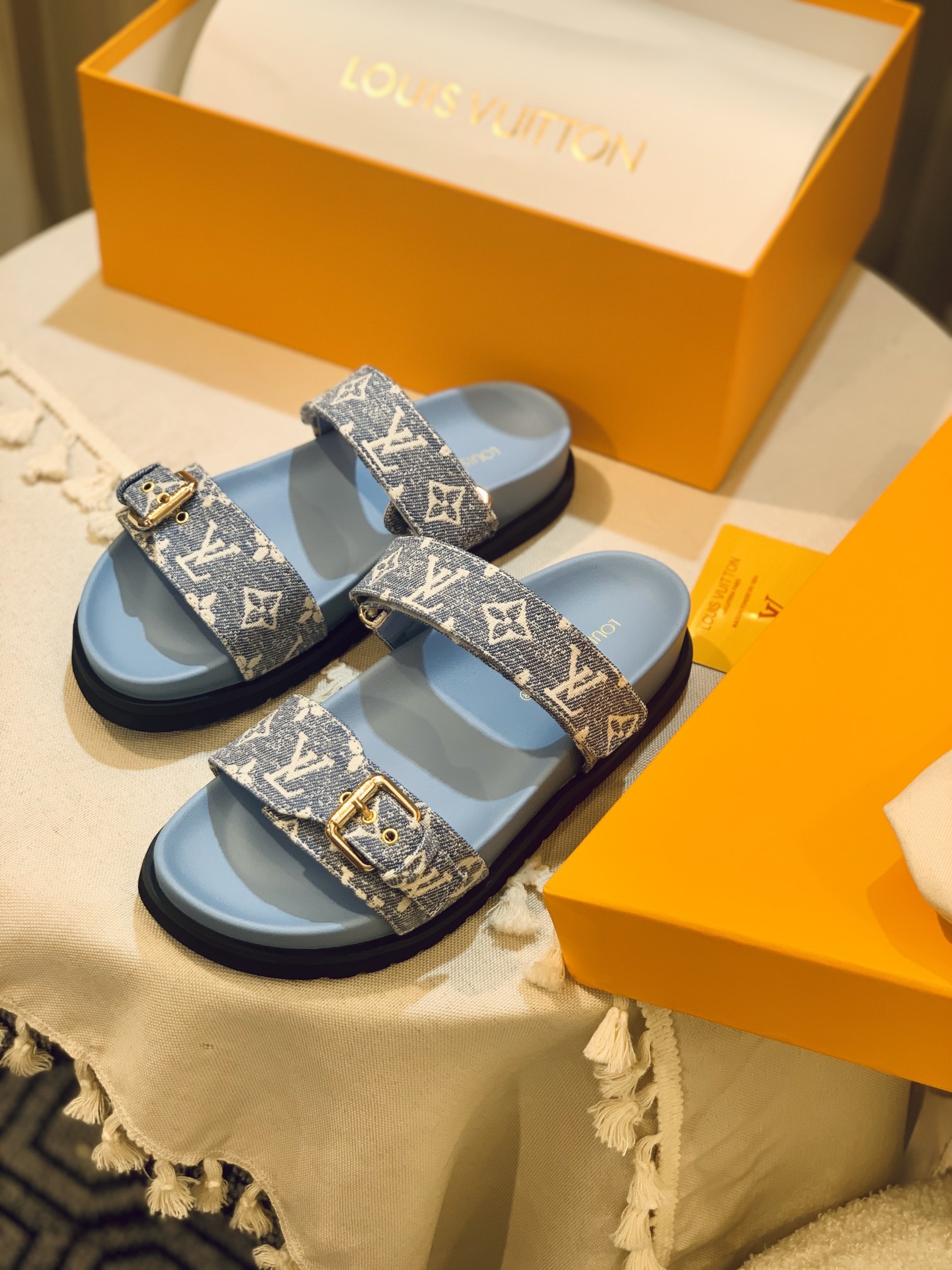 l0*is V*t0n sandals