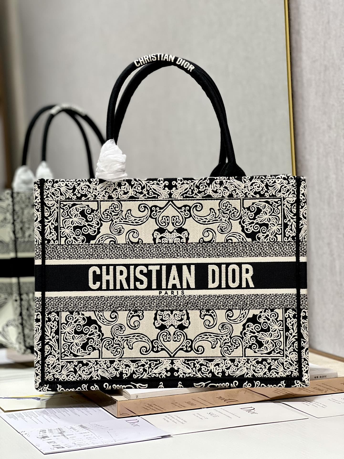 D*or book tote