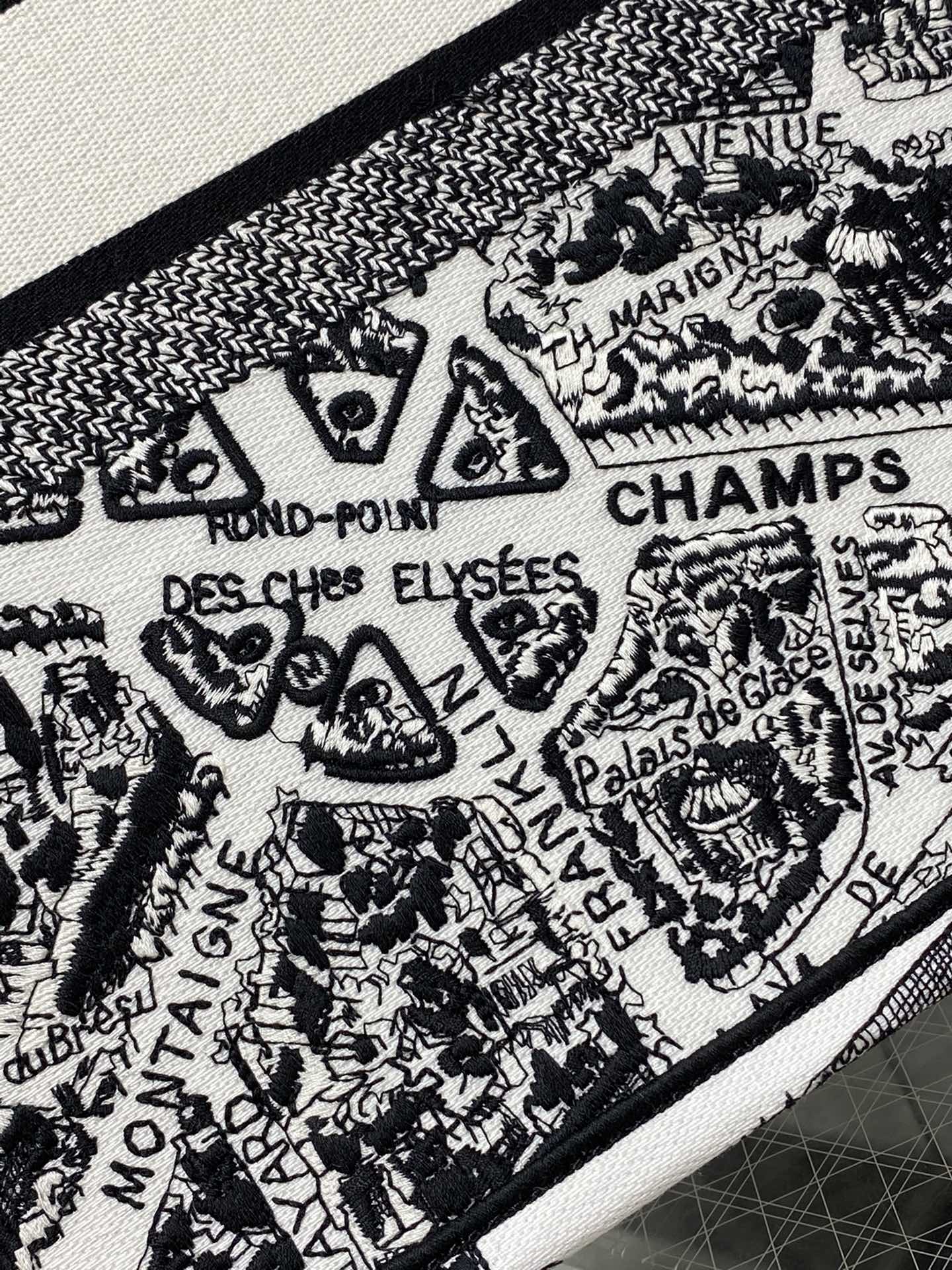D*or book tote