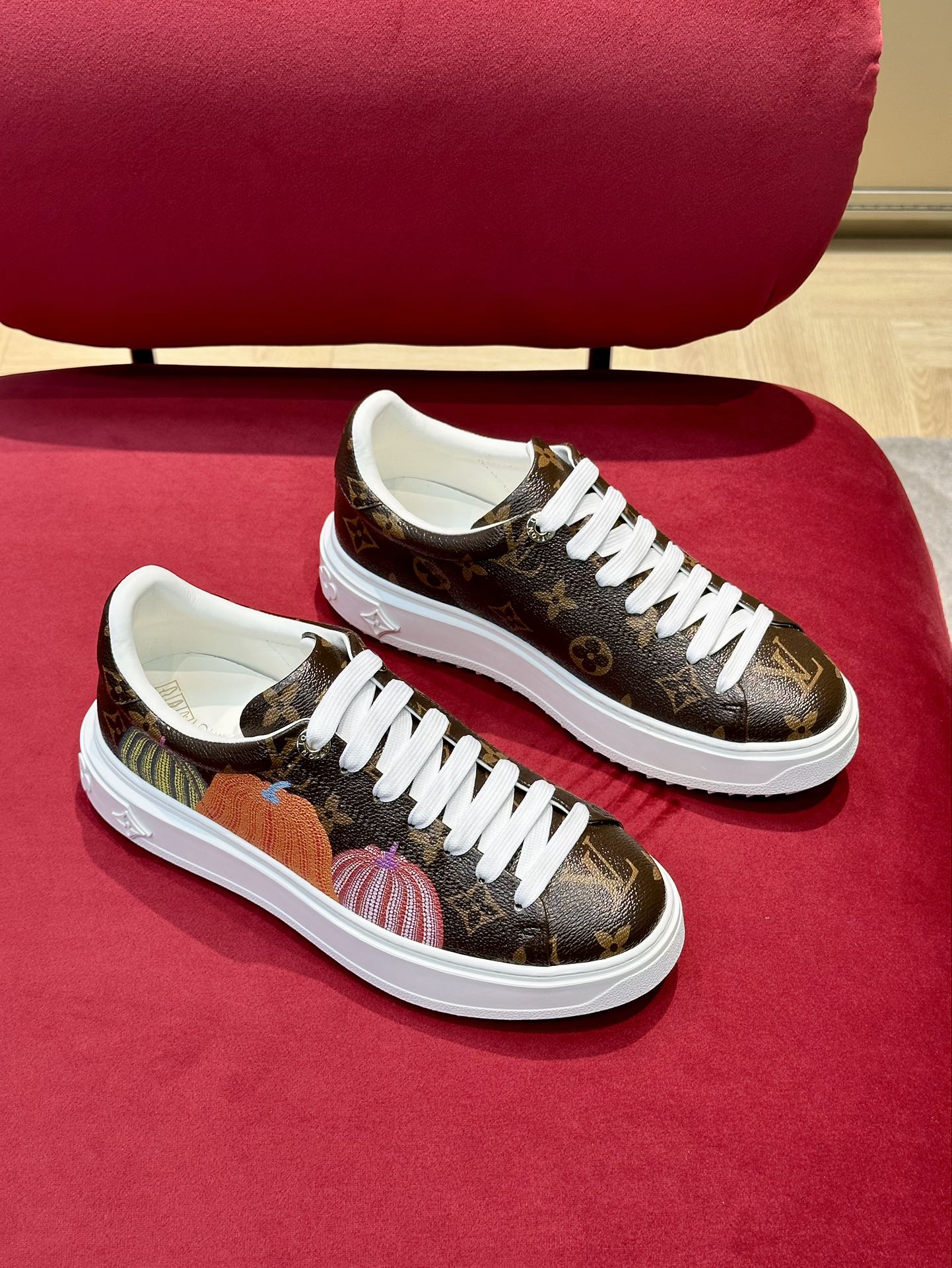 l0*is V*t0n time out sneaker