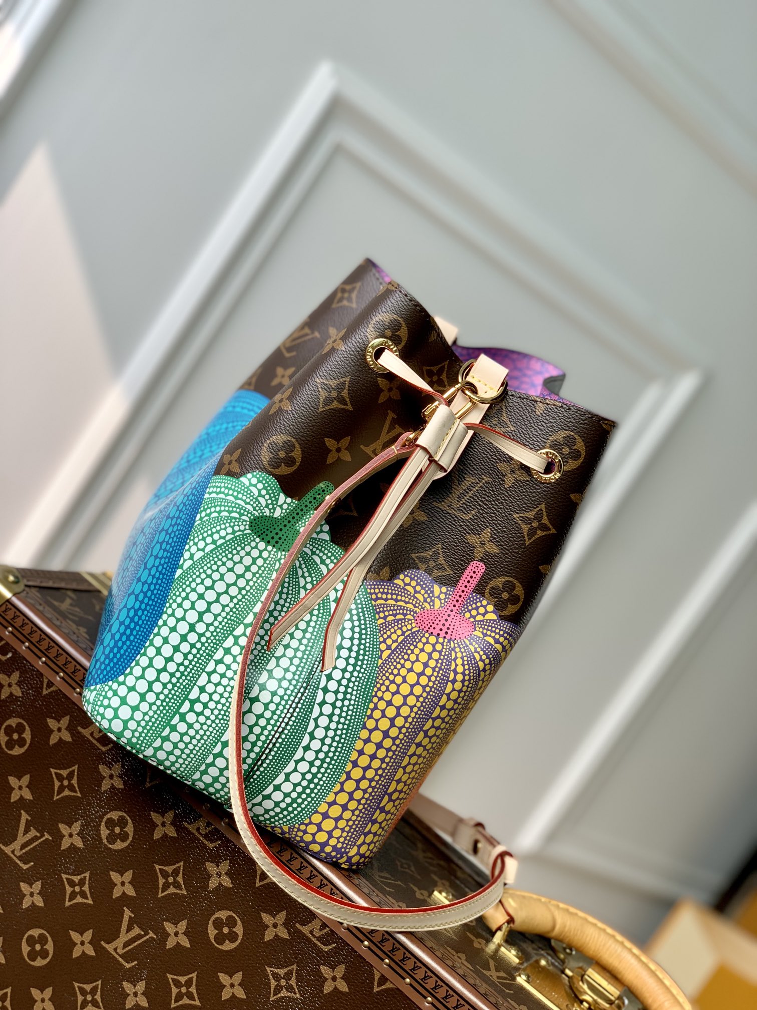l0*is V*t0n néonoé bucket bag -26x22x27cm