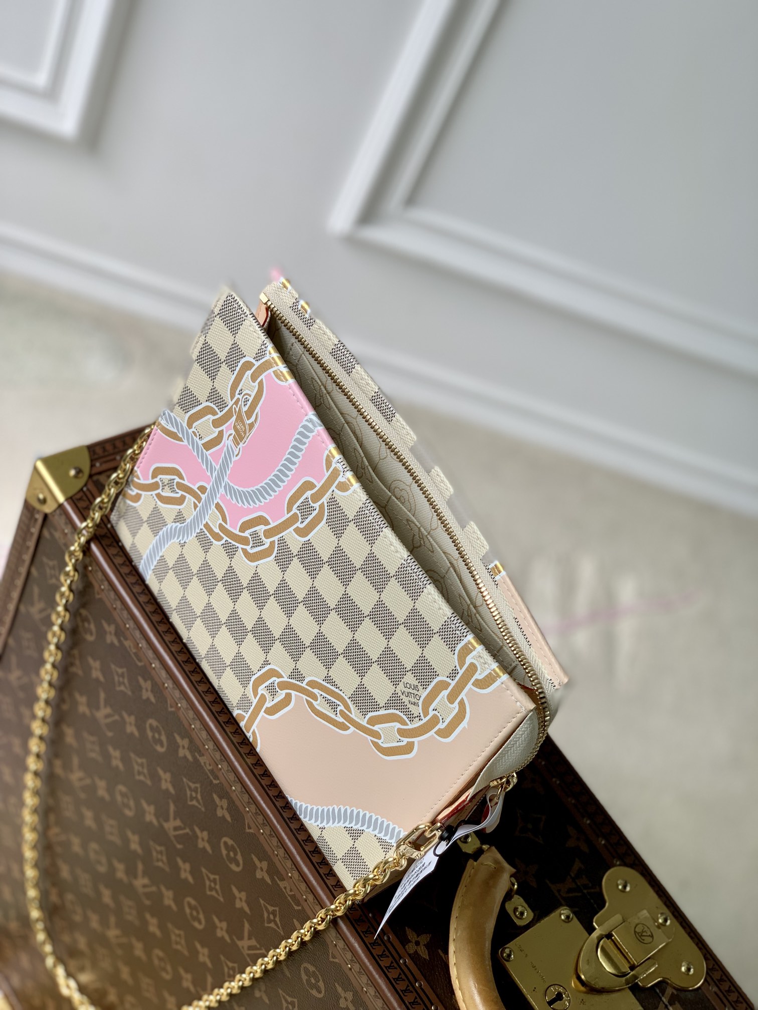 l0*is V*t0n toiletry pouch on chain-25 x 20 x 5.5cm