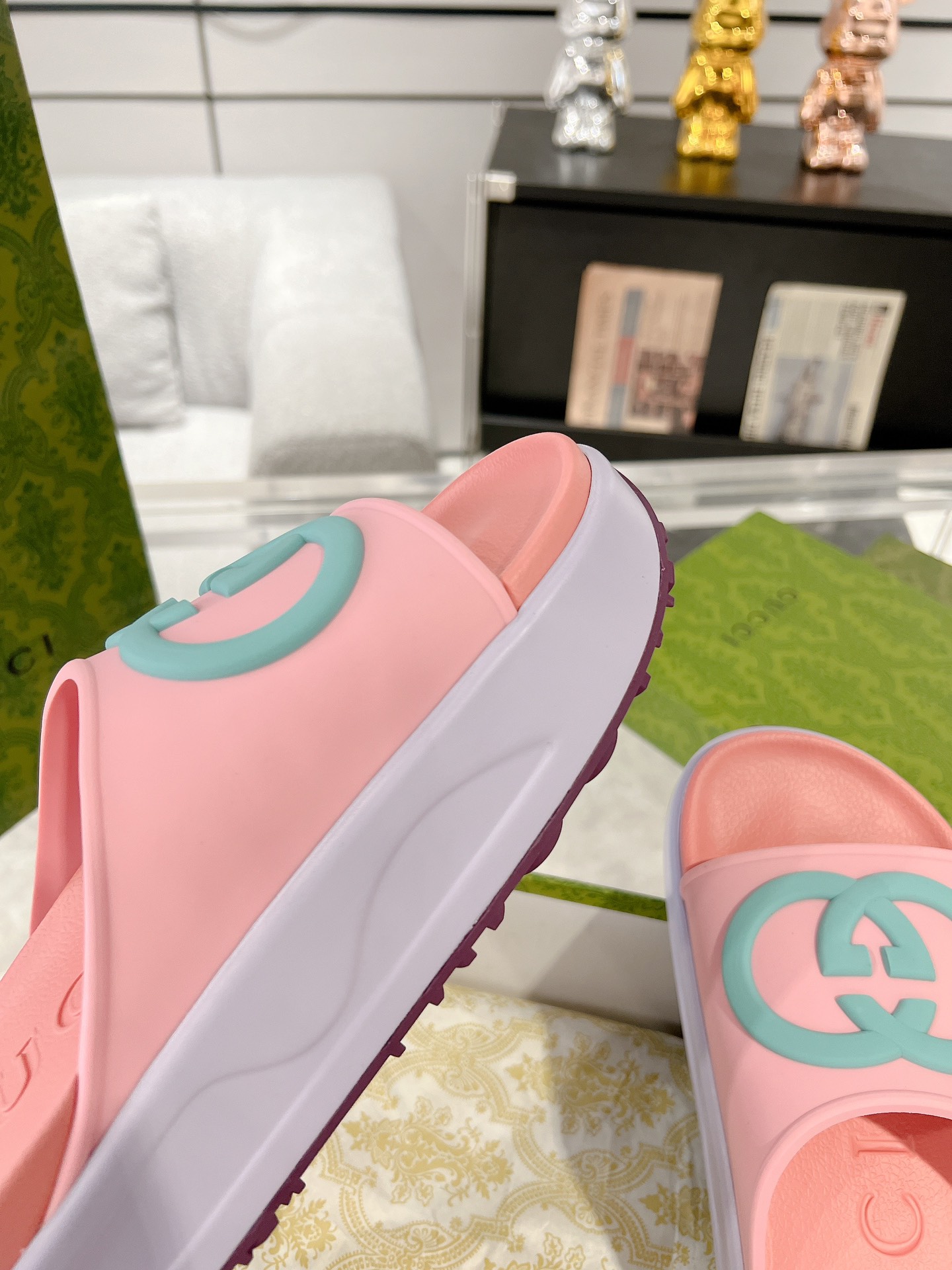 G*u*i slides -5cm