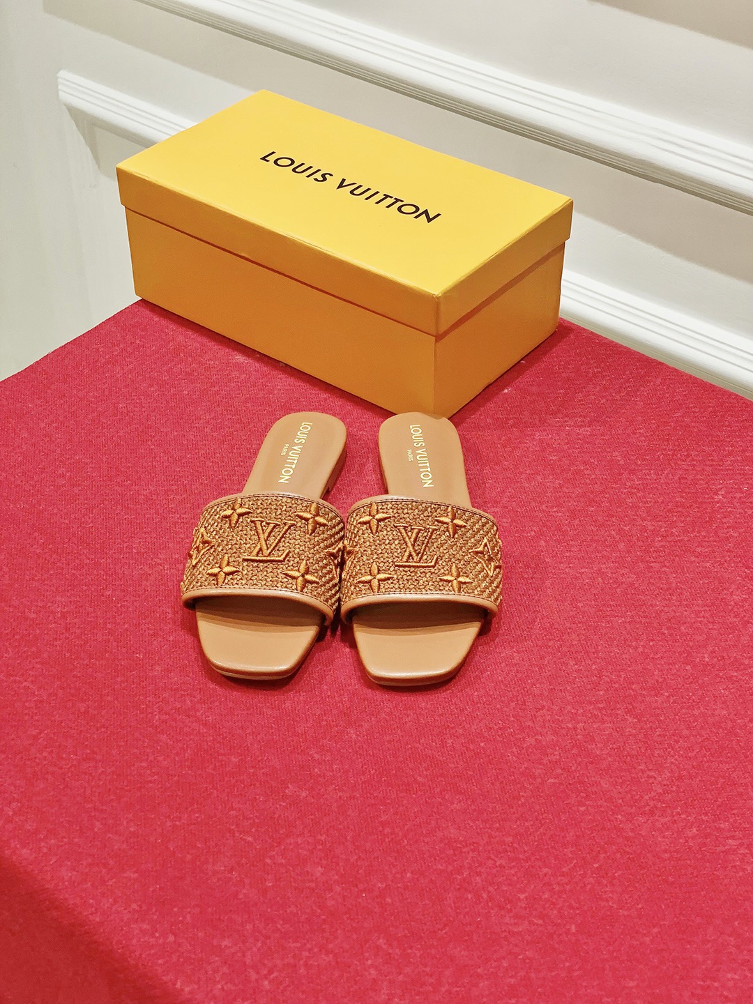 l0*is V*t0n slippers