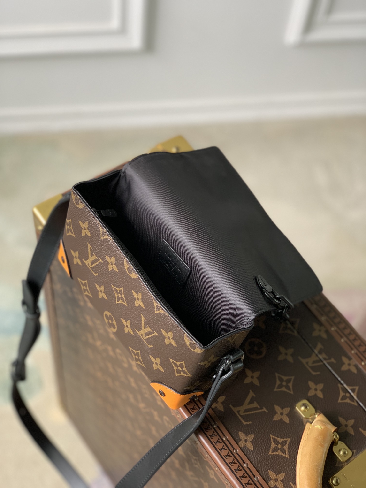 l0*is V*t0nsteamer bag-18x 11x 6.5cm