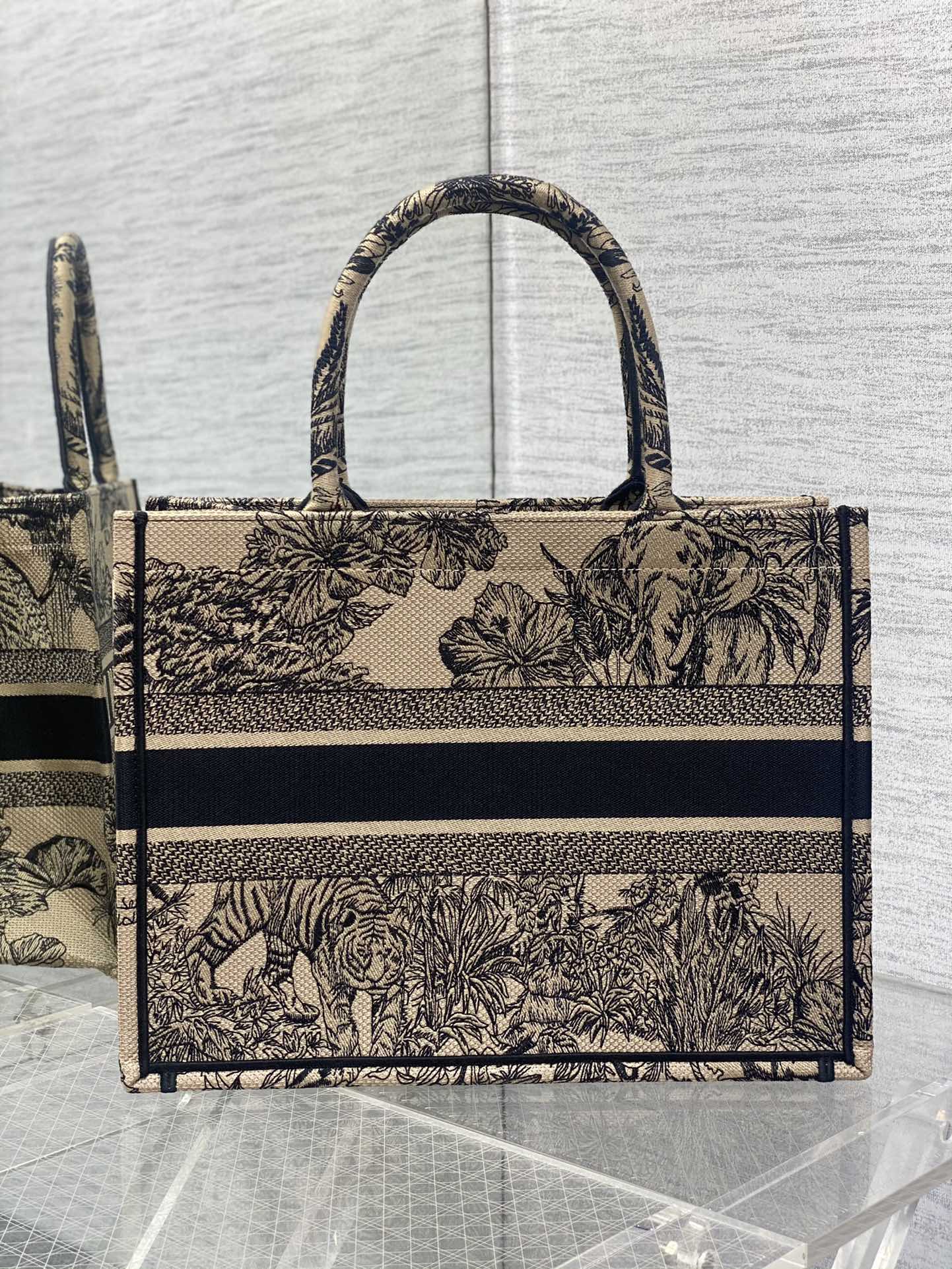 D*or small book tote-36.5cm
