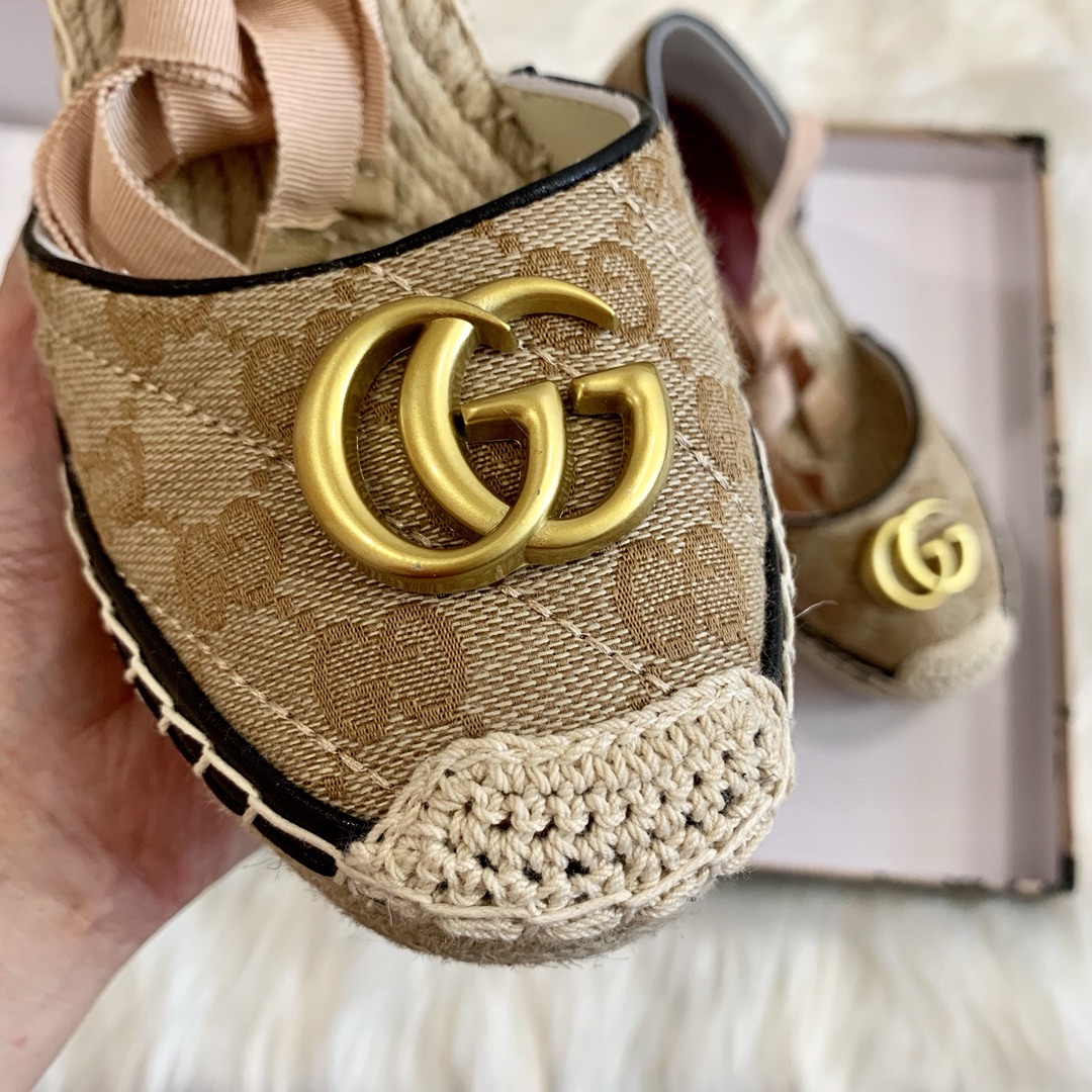 G*u*i sandals