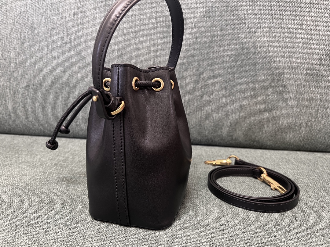 Va1e*ntin0 garavanivlogo signature bag-12*18*10cm