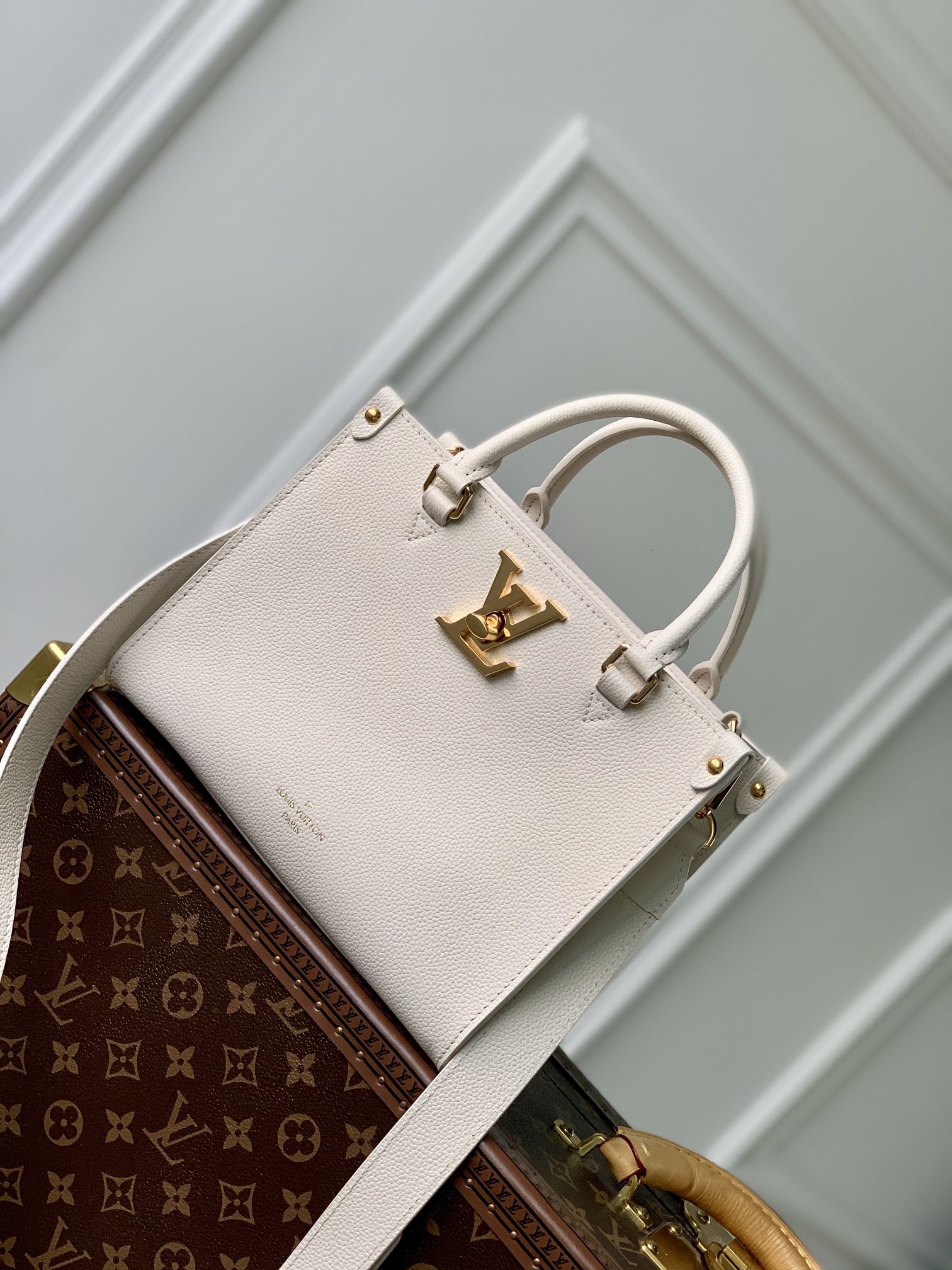l0*is V*t0n lock & go -24.5 x 19.0 x 10.5 cm