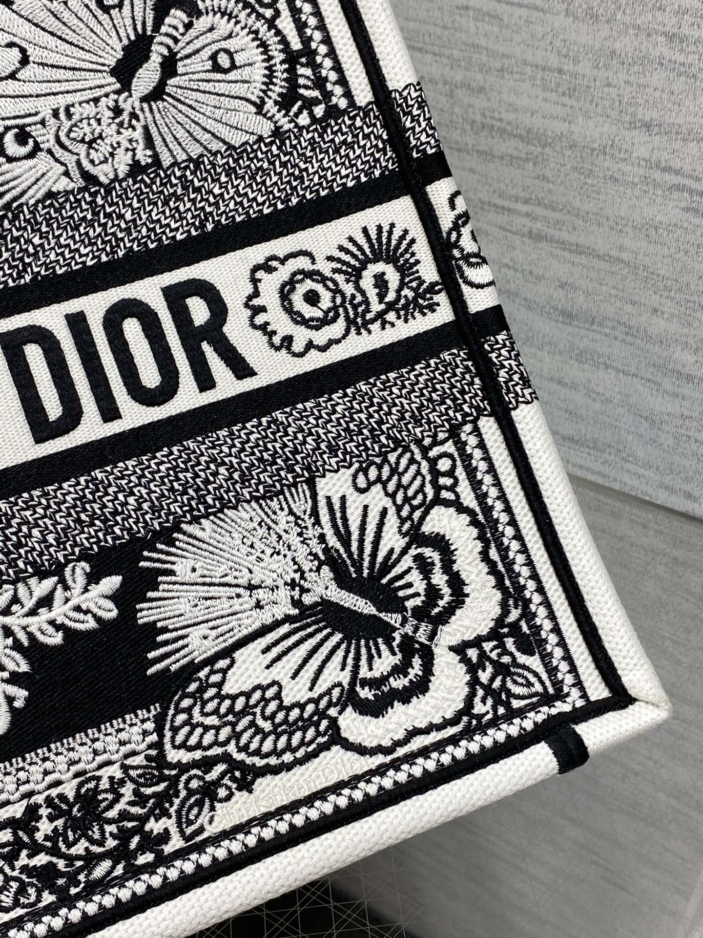 D*or small book tote-36.5cm