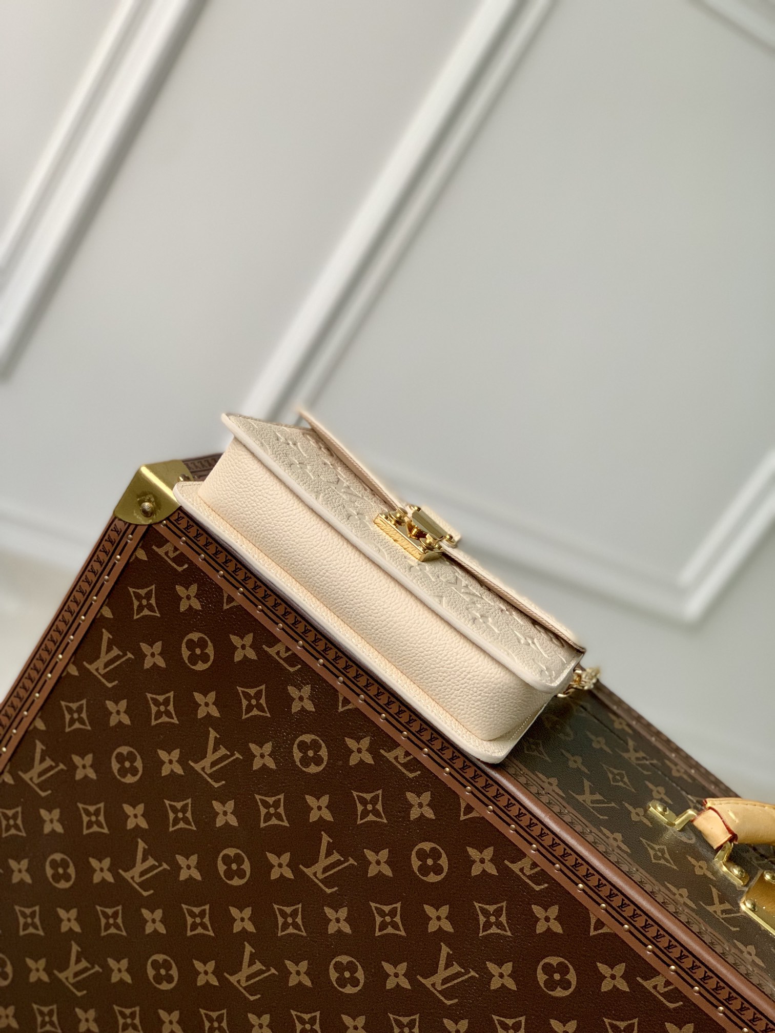 l0*is V*t0n wallet on chain-22 x 15 x 5.5cm