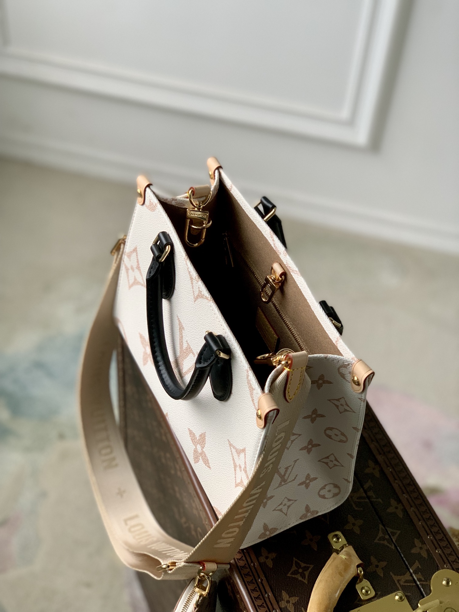 l0*is V*t0n onthego handbag-25*19*11.5 cm