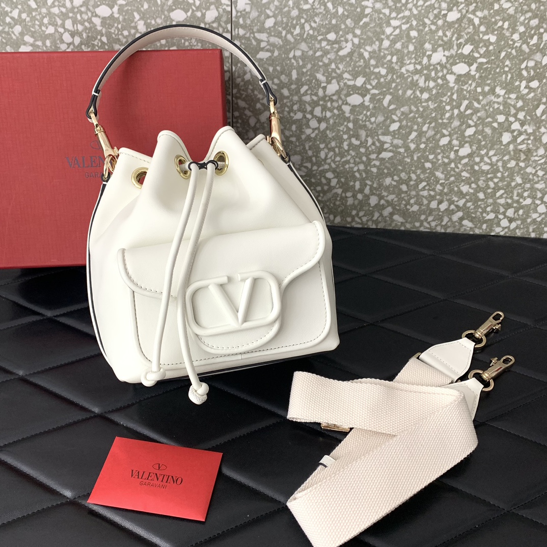 Va1e*ntin0 alentino garavani loco bag-16*19*11cm