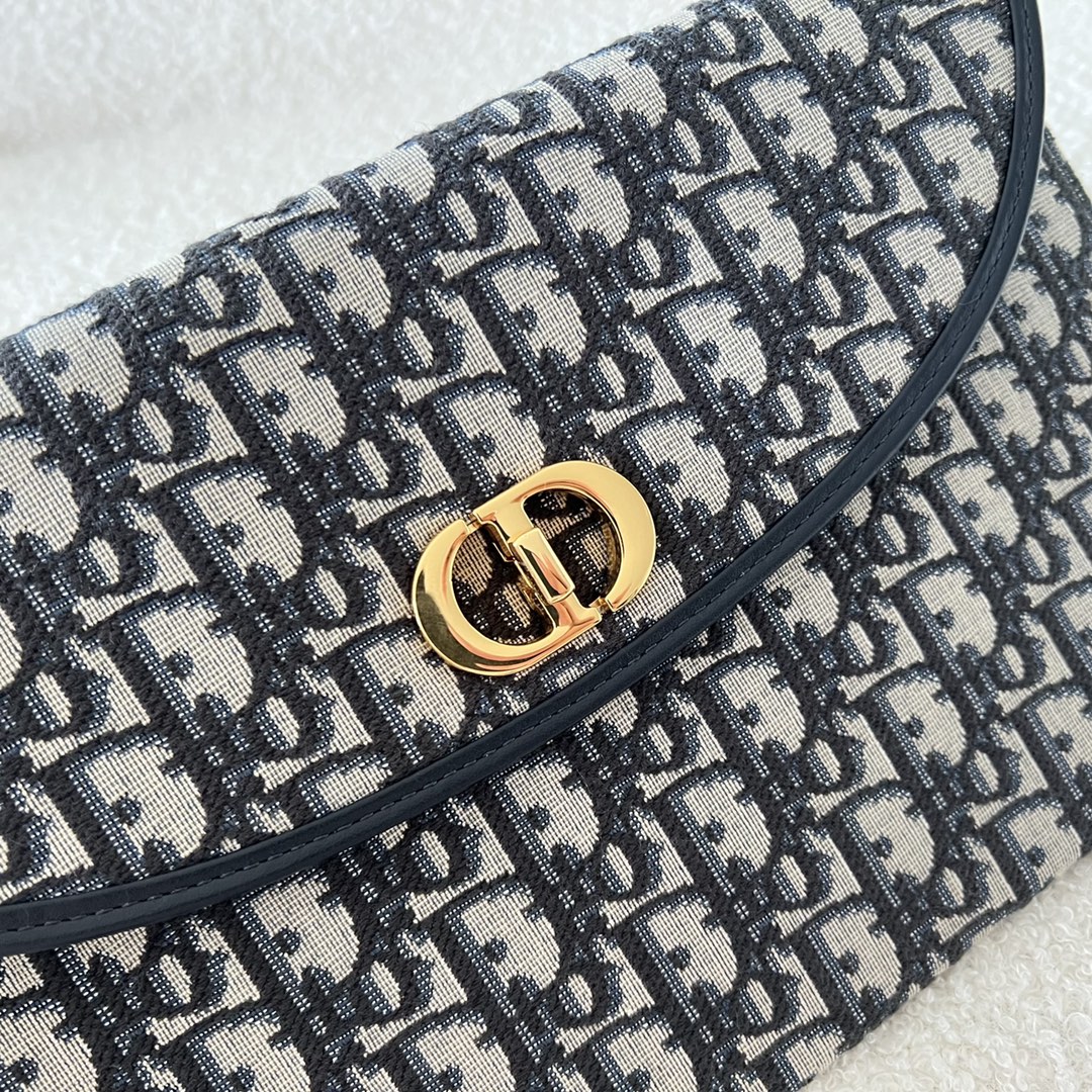 D*or 30 montaigne avenue pouch- 30*18*2cm