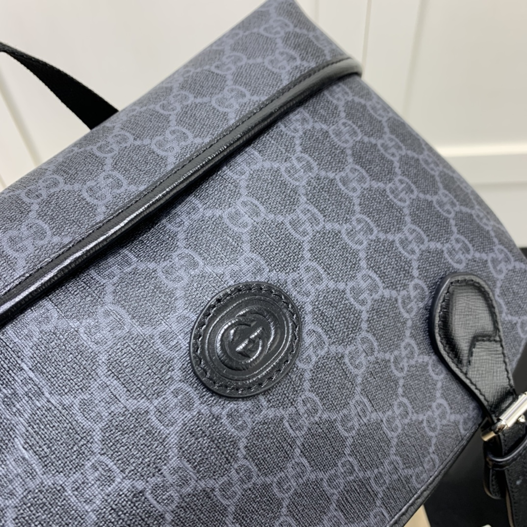 G*u*i backpack-26*43*18cm