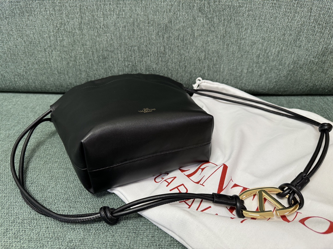 Va1e*ntin0 garavani vlogo pouf bag-20x17x8cm