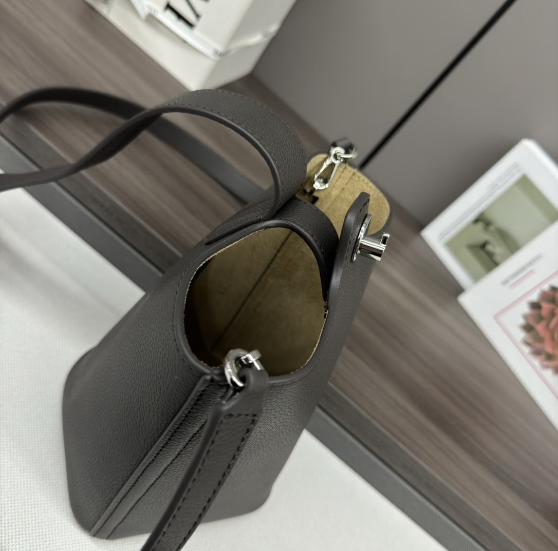 L0ew* mini pebble bucket bag-16*16*19.5cm