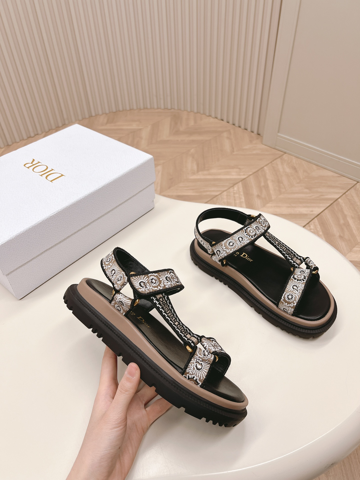 D*or sandals
