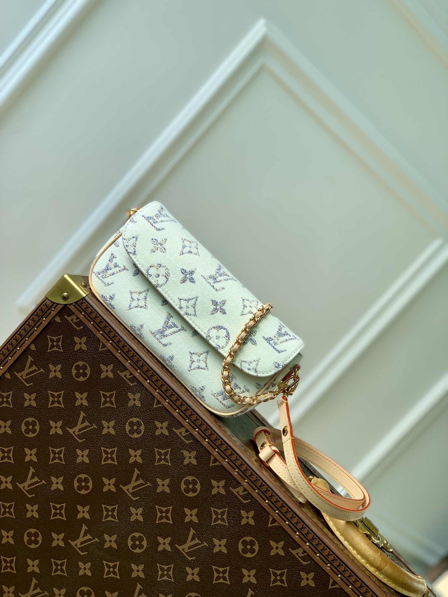 l0*is V*t0n wallet on chain ivy-23.5 x 12.0 x 4.3 cm