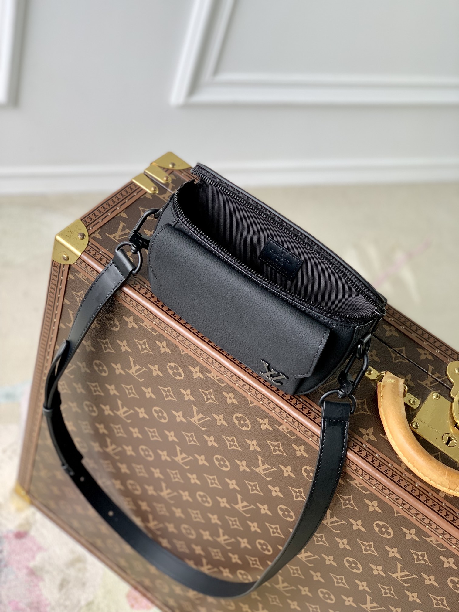 l0*is V*t0n pilot bag-m83563-20 x 12 x 5.5cm
