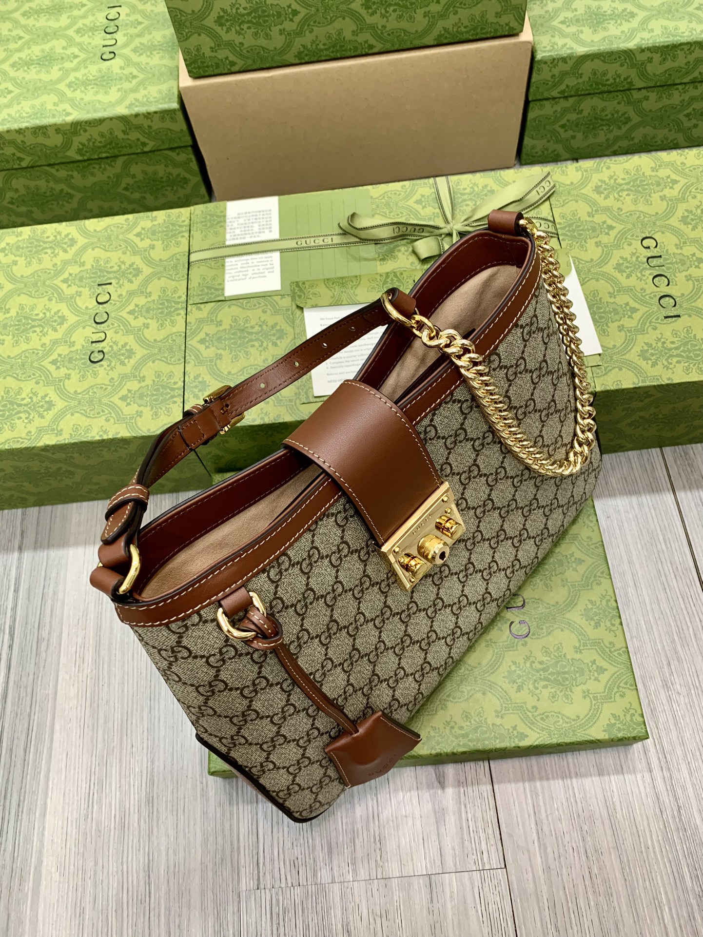 G*u*i padlock bag-32.5x 24x 5.5cm