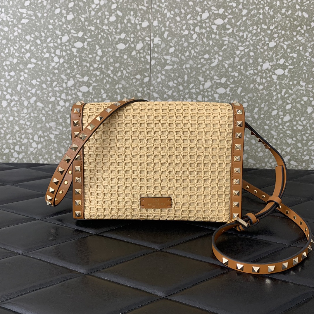 Va1e*ntin0 rockstud shoulder bag in woven raffia-22.5*15.5*6cm