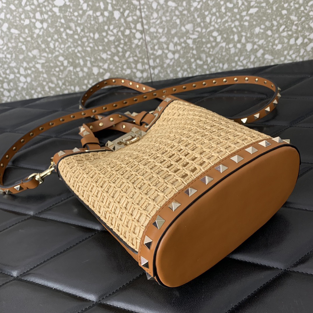 Va1e*ntin0 garavani rockstud bucket in woven raffia-16*19*8.5cm