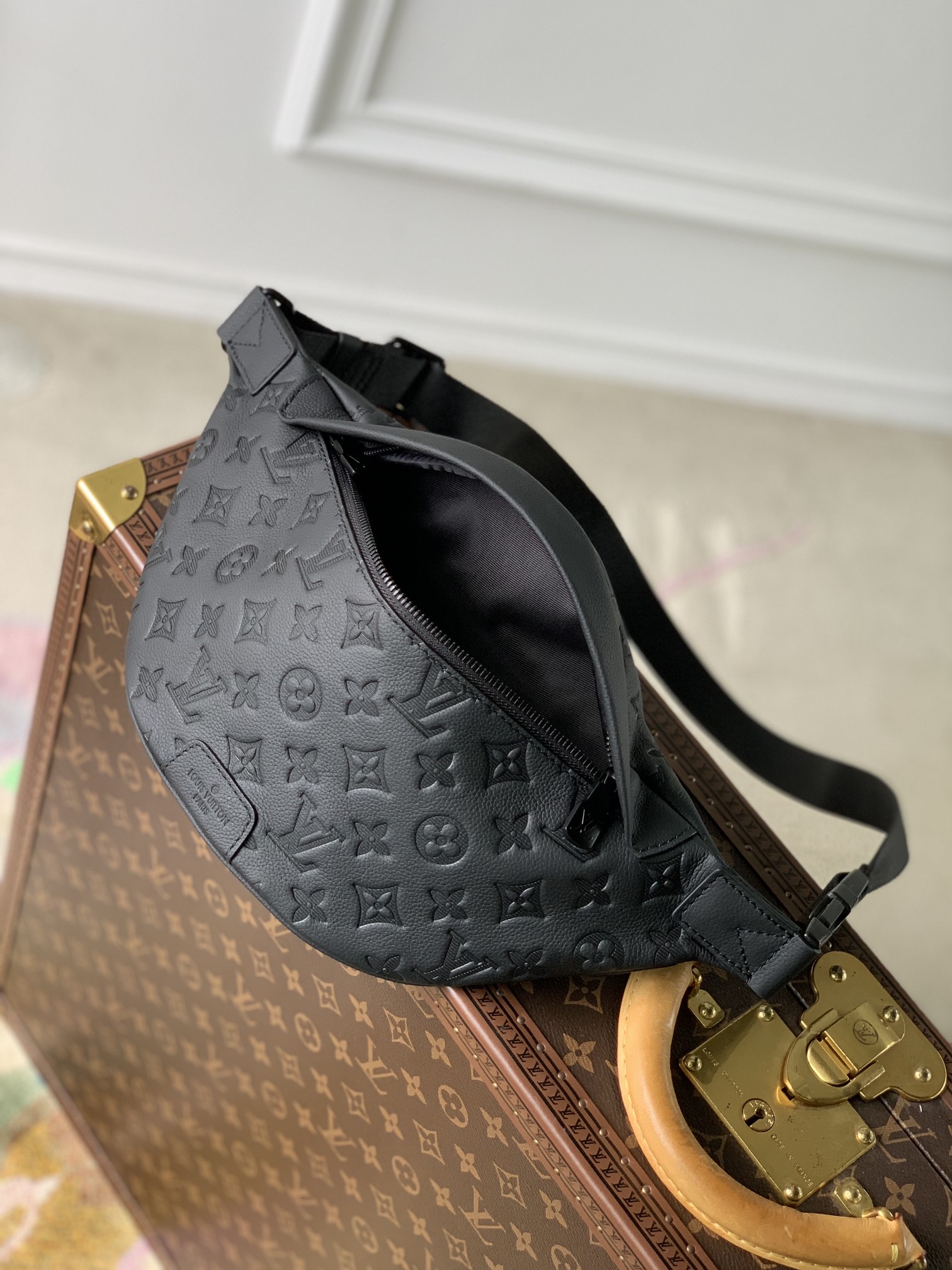 l0*is V*t0n discovery bumbag-44 x 15 x 9cm