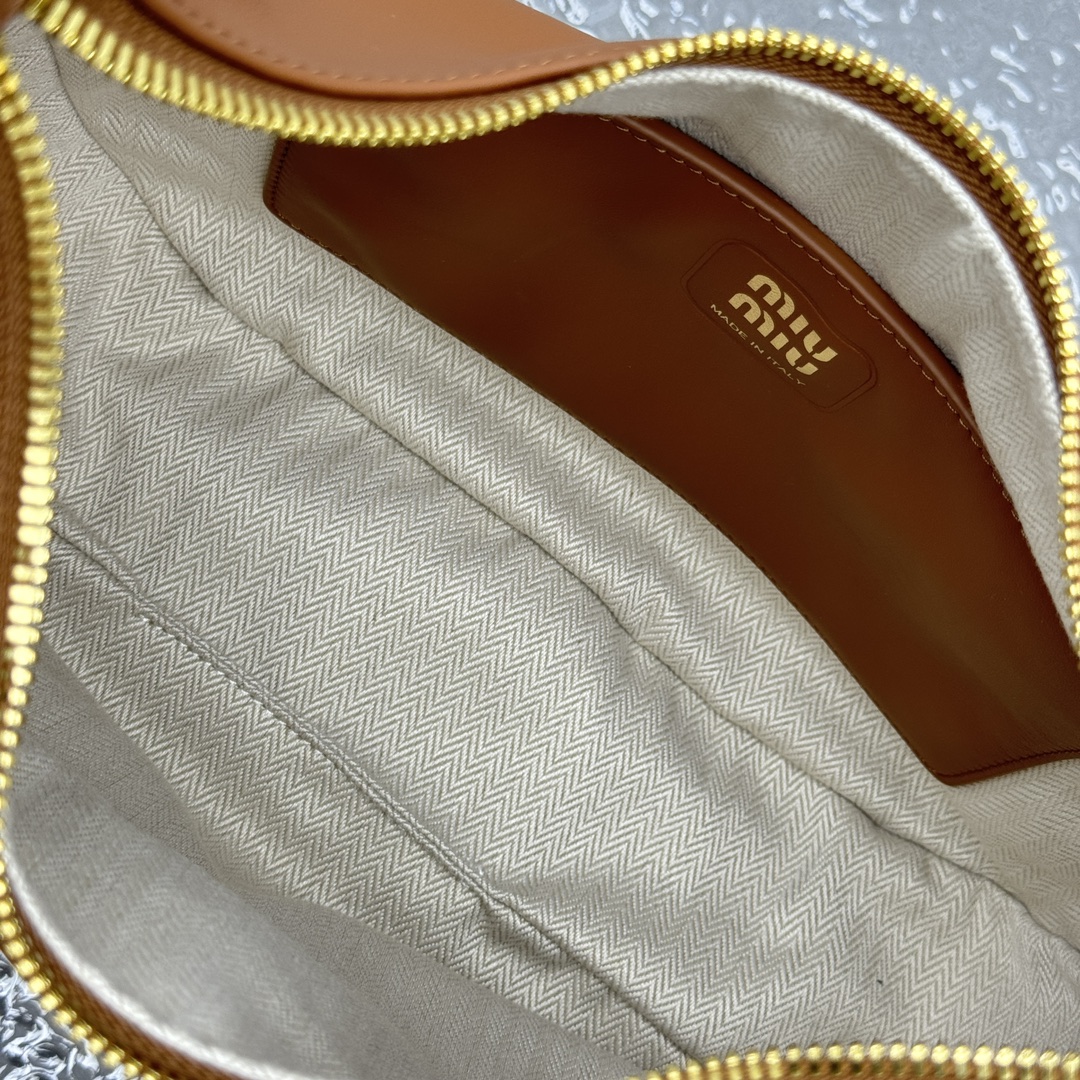 M*um*u black leather hobo bag-27*8*20cm