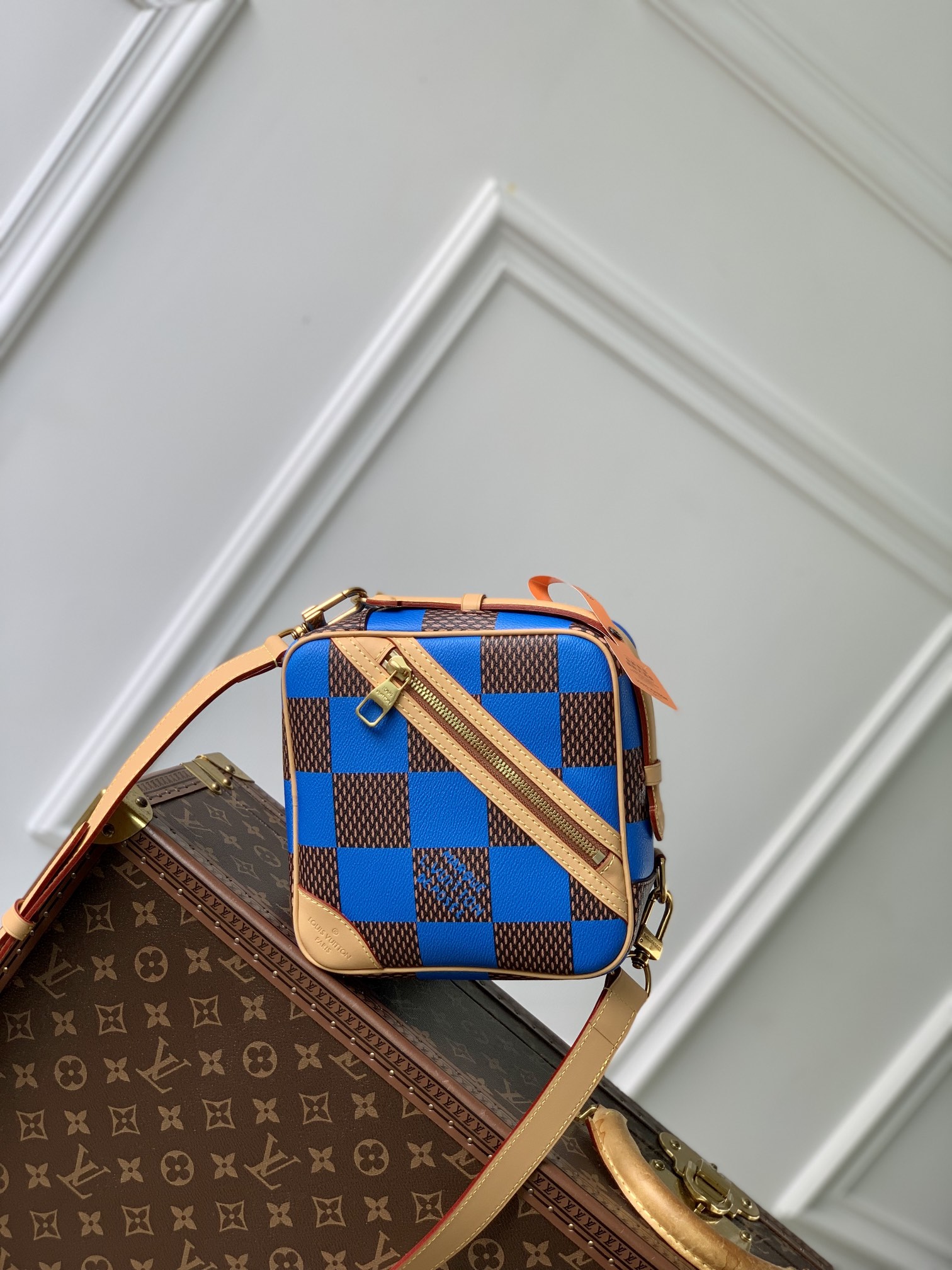 l0*is V*t0n chess messenger bag-24 x 24 x 8cm