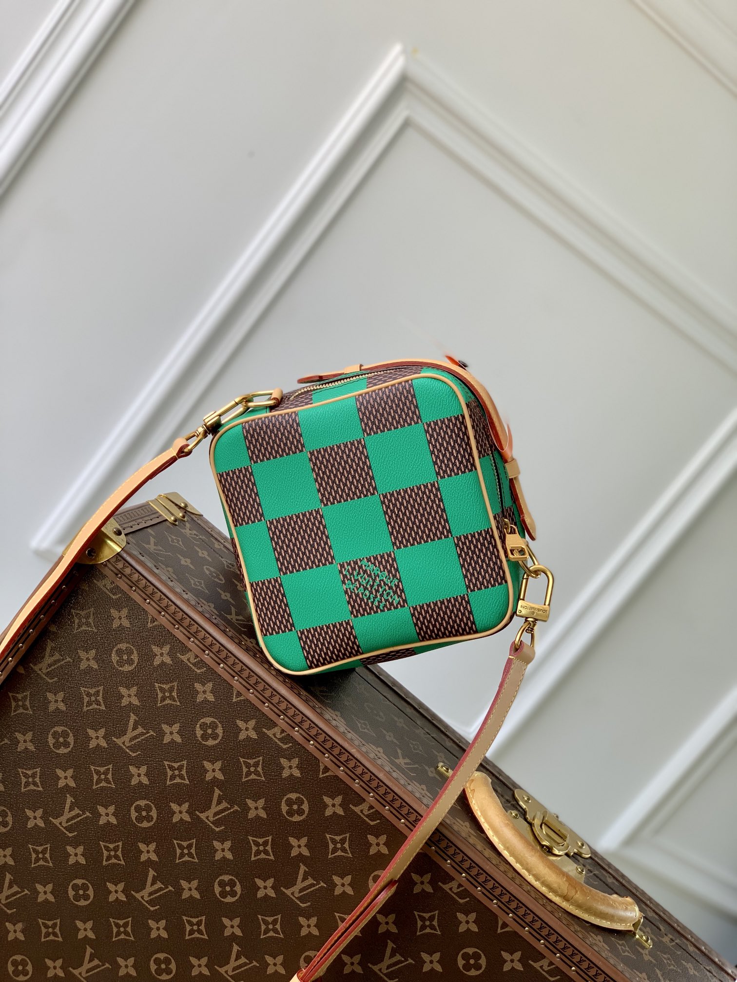 l0*is V*t0n chess messenger bag-24 x 24 x 8cm
