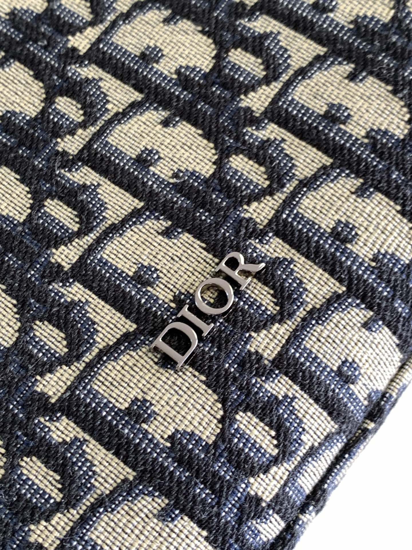 d*or safari Nor*h-south bag-21 x 23.5 x 7.5cm