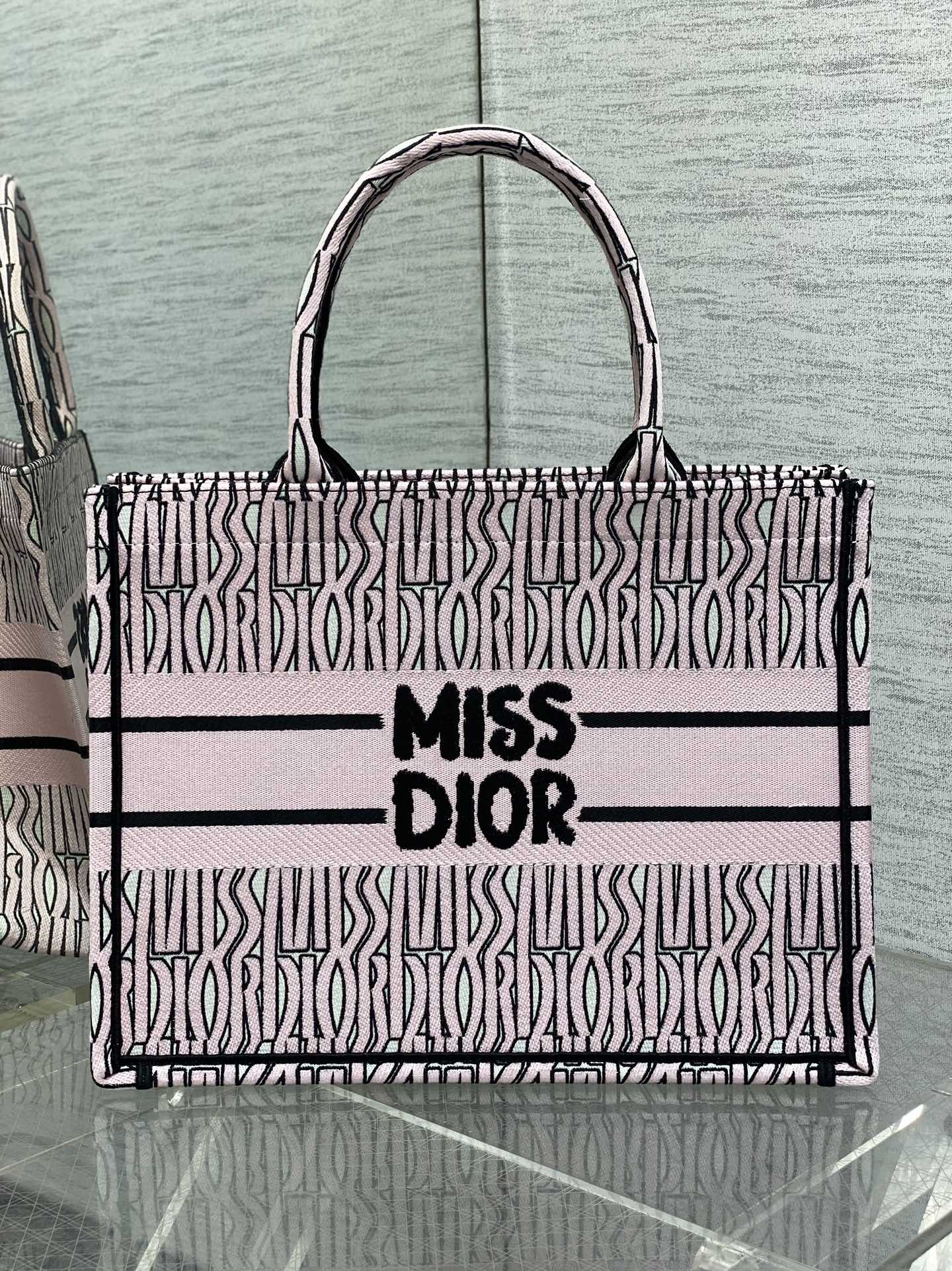 D*or small book tote-36.5cm