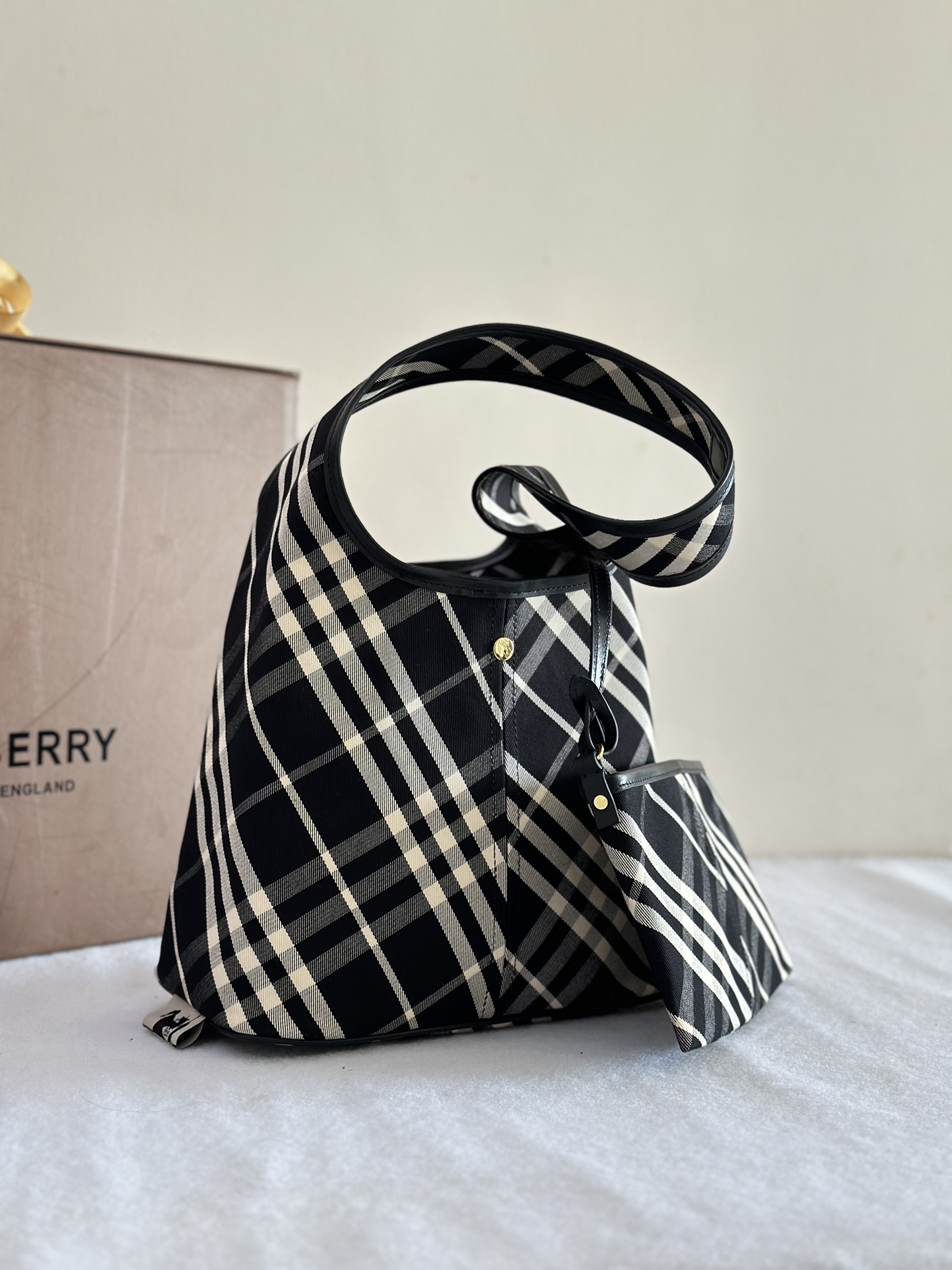 B**rry check shoulder bag-26.5 x 13.5 x 46.5cm